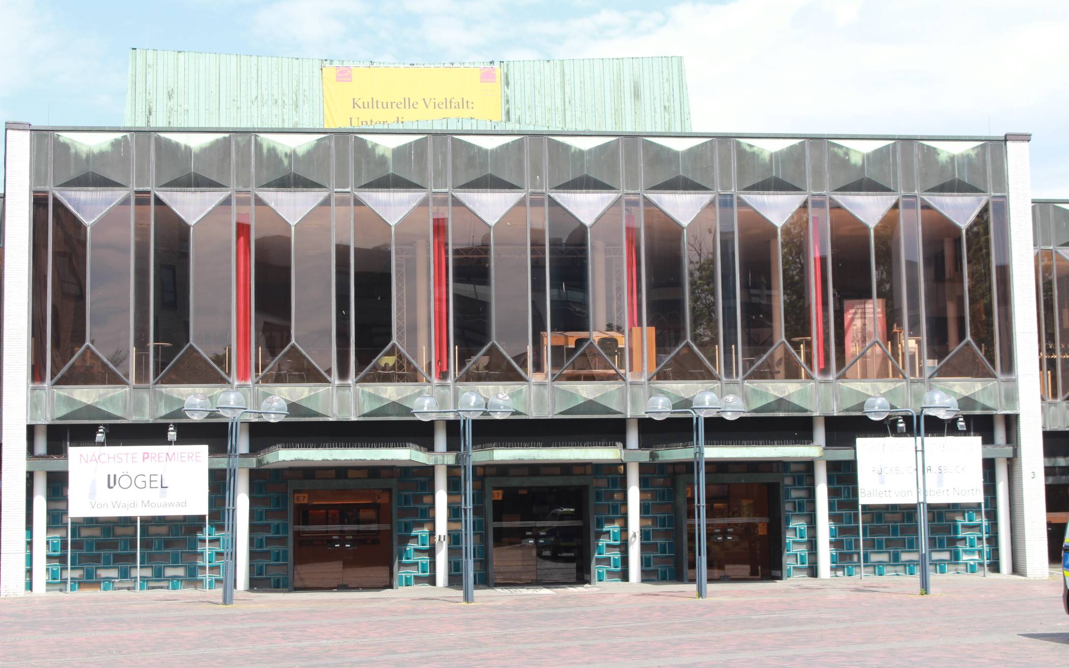 Markant: Das Krefelder Stadttheater mit seiner Glasfassade an der Vorderseite und dem grünen, versetzten Kupferdach.