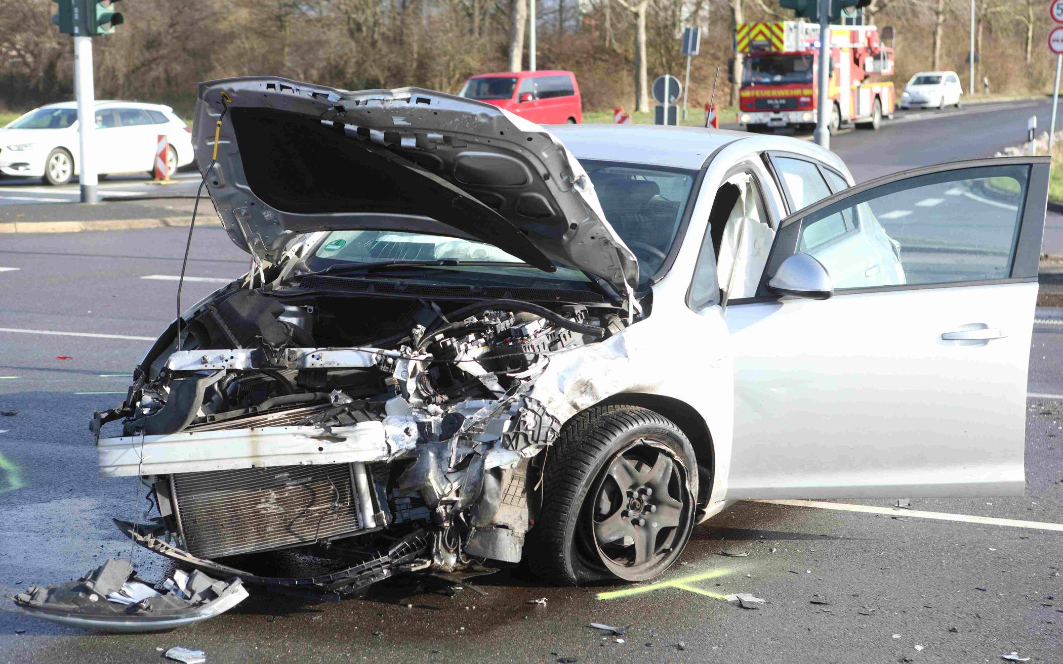 Zwei Pkw stoßen an Kreuzung aufeinander