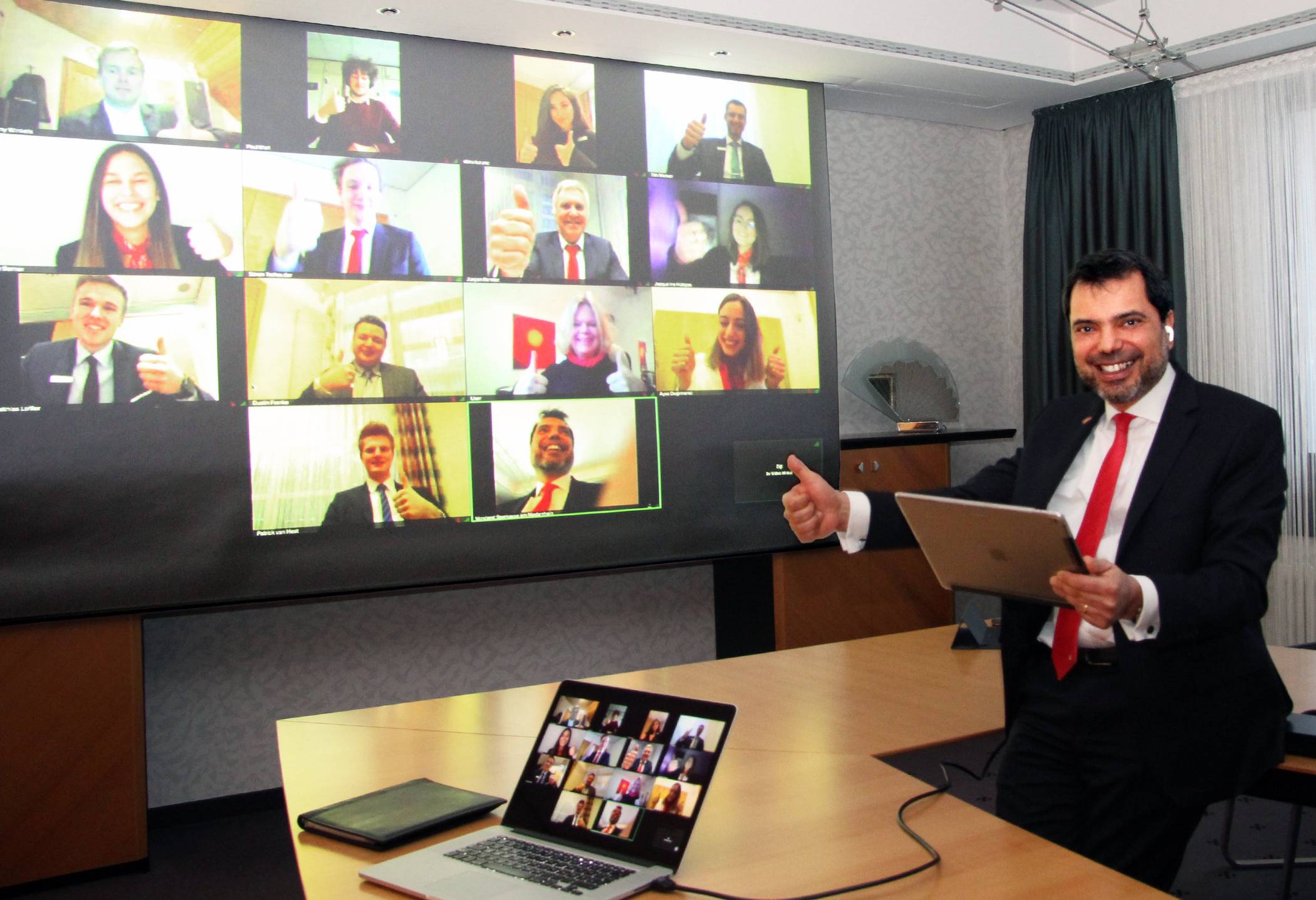 Erste digitale Lossprechung der Sparkasse am Niederrhein: Vorstandsvorsitzender Giovanni Malaponti gratulierte den Auszubildenden des dritten Lehrjahres, die kurz zuvor alle erfolgreich unter strengen Corona-Regeln ihre letzten Prüfungen mit Abstand und Maske absolviert hatten.