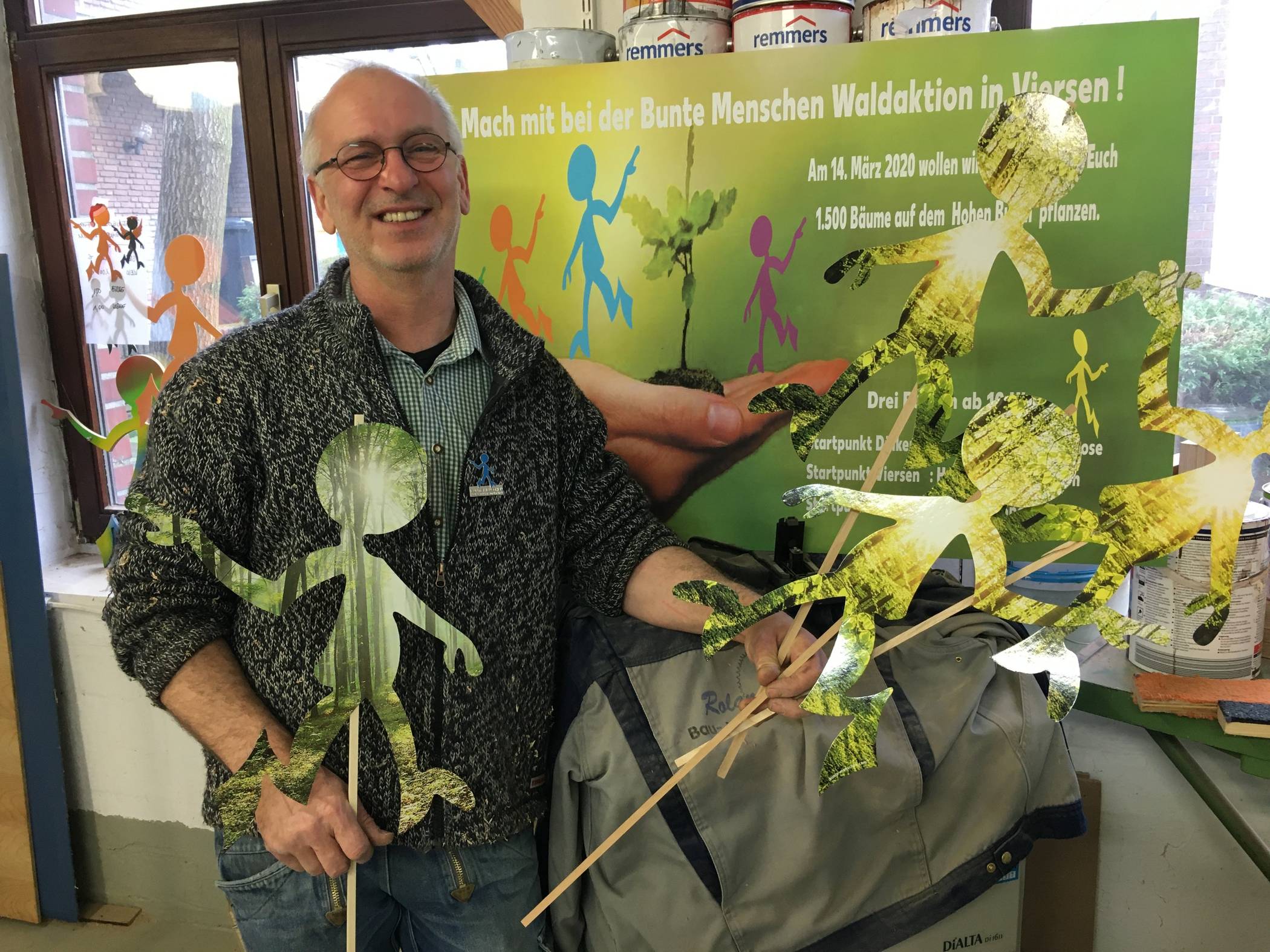 Roland Ehlen mit seinen „bunten Menschen“. 