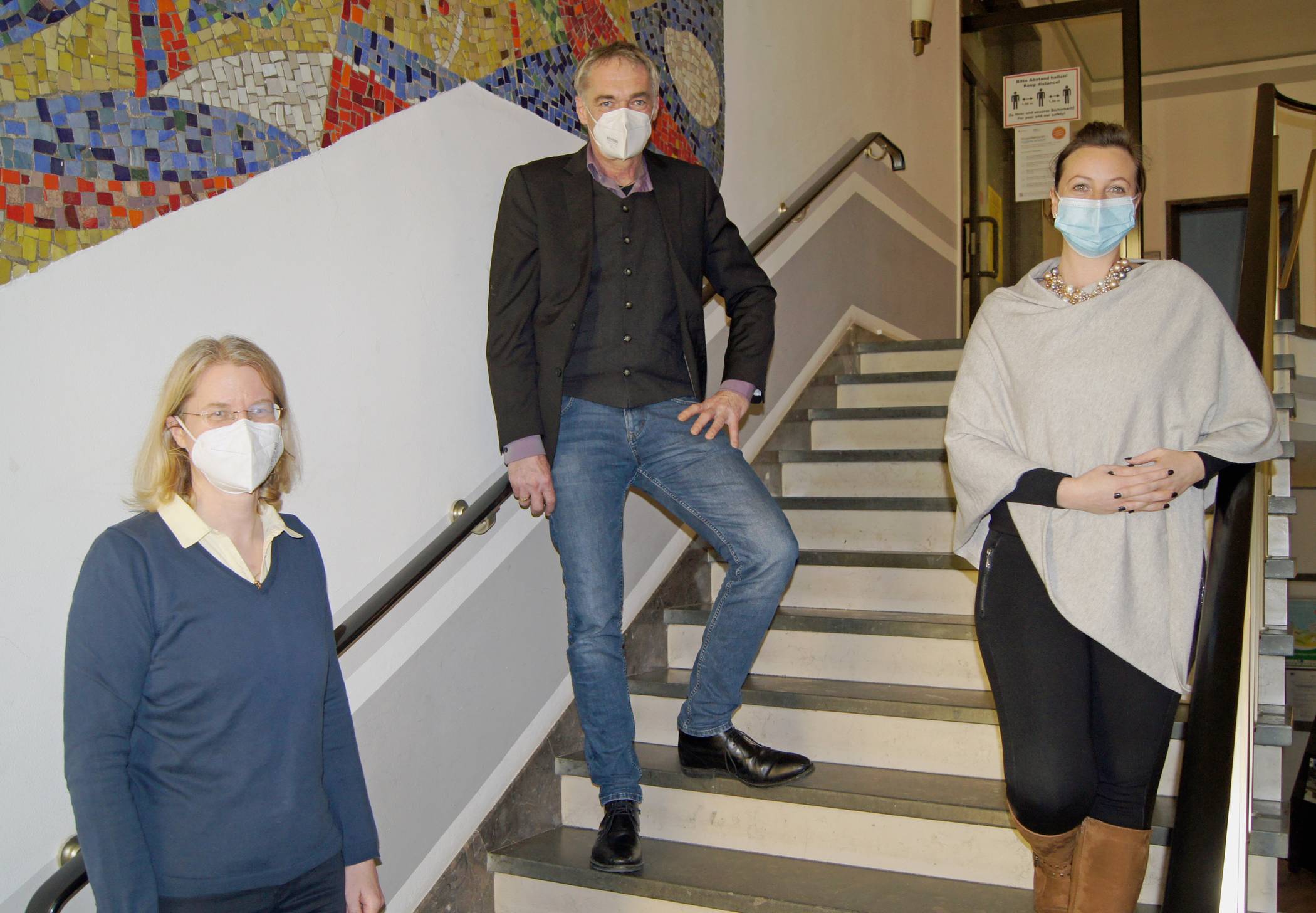 Bürgermeister Ralf Köpke (M.) mit den Schiedsfrauen Sonja Püskens (l.) und Monique Jaegers (r.).