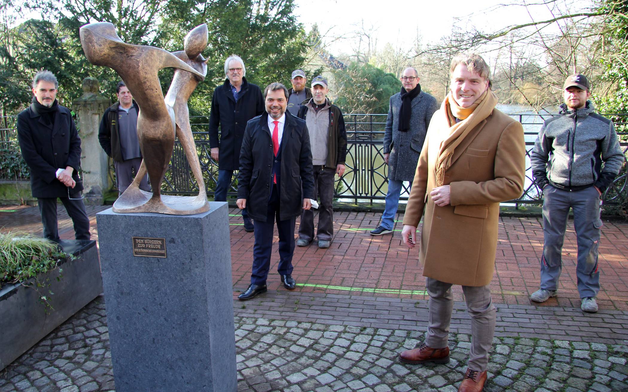 Enthüllten gemeinsam die Skulptur „Wirbelwind“, deren