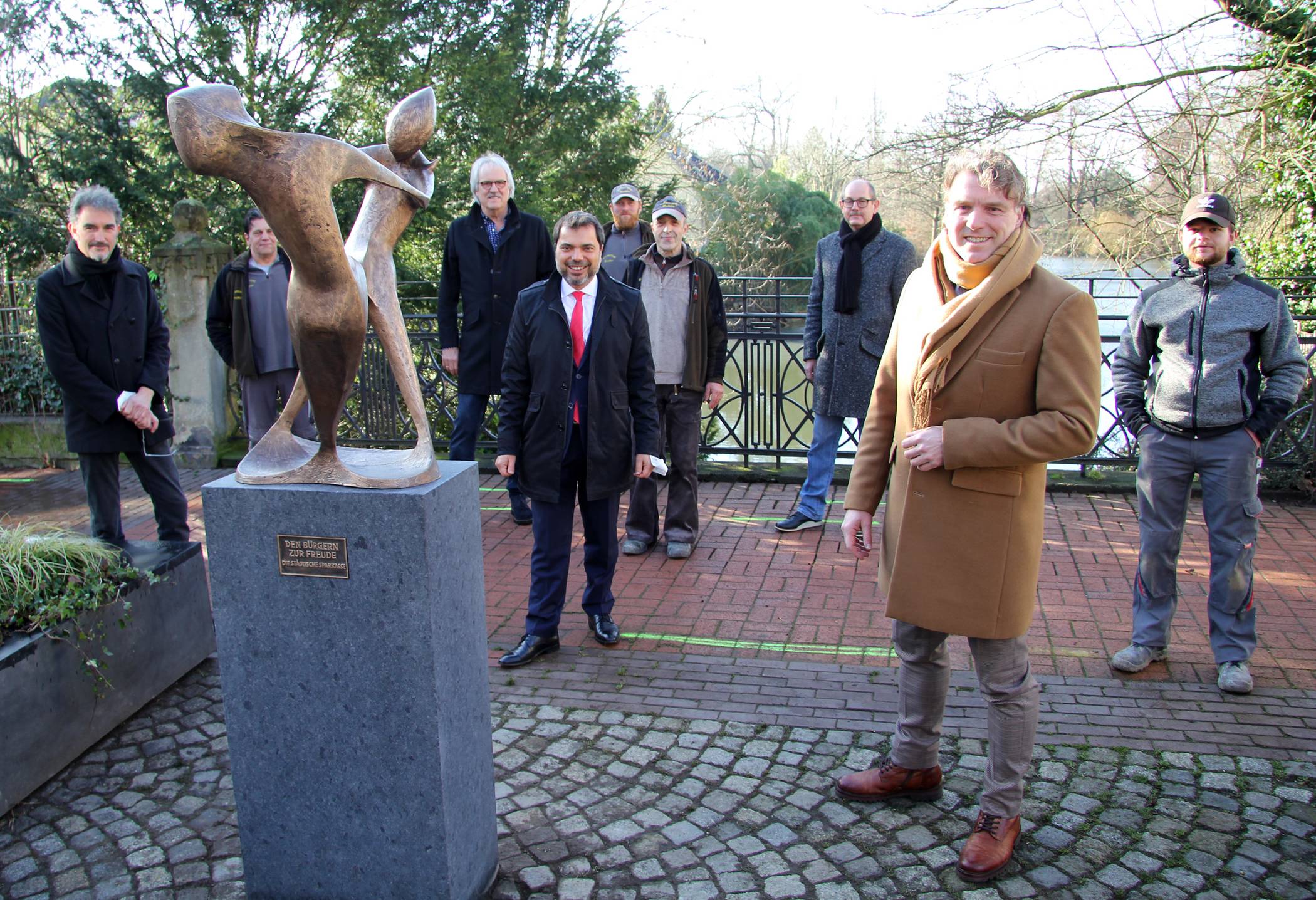  Enthüllten gemeinsam die Skulptur „Wirbelwind“, deren Bronze und Lötstellen komplett generalüberholt wurden und die einen neuen Granitsockel erhielt (v.l.n.r.): Thorsten Kamp, Dirk Richter (Team Walther), Achim Reps, Giovanni Malaponti, Sven Paletta (Team Walther), Edgar Walther, Stefan Oppermann (stellv. Fachbereichsleiter Stadt- und Umweltplanung), Bürgermeister Christoph Fleischhauer und Walther-Azubi Dominik Müller. 