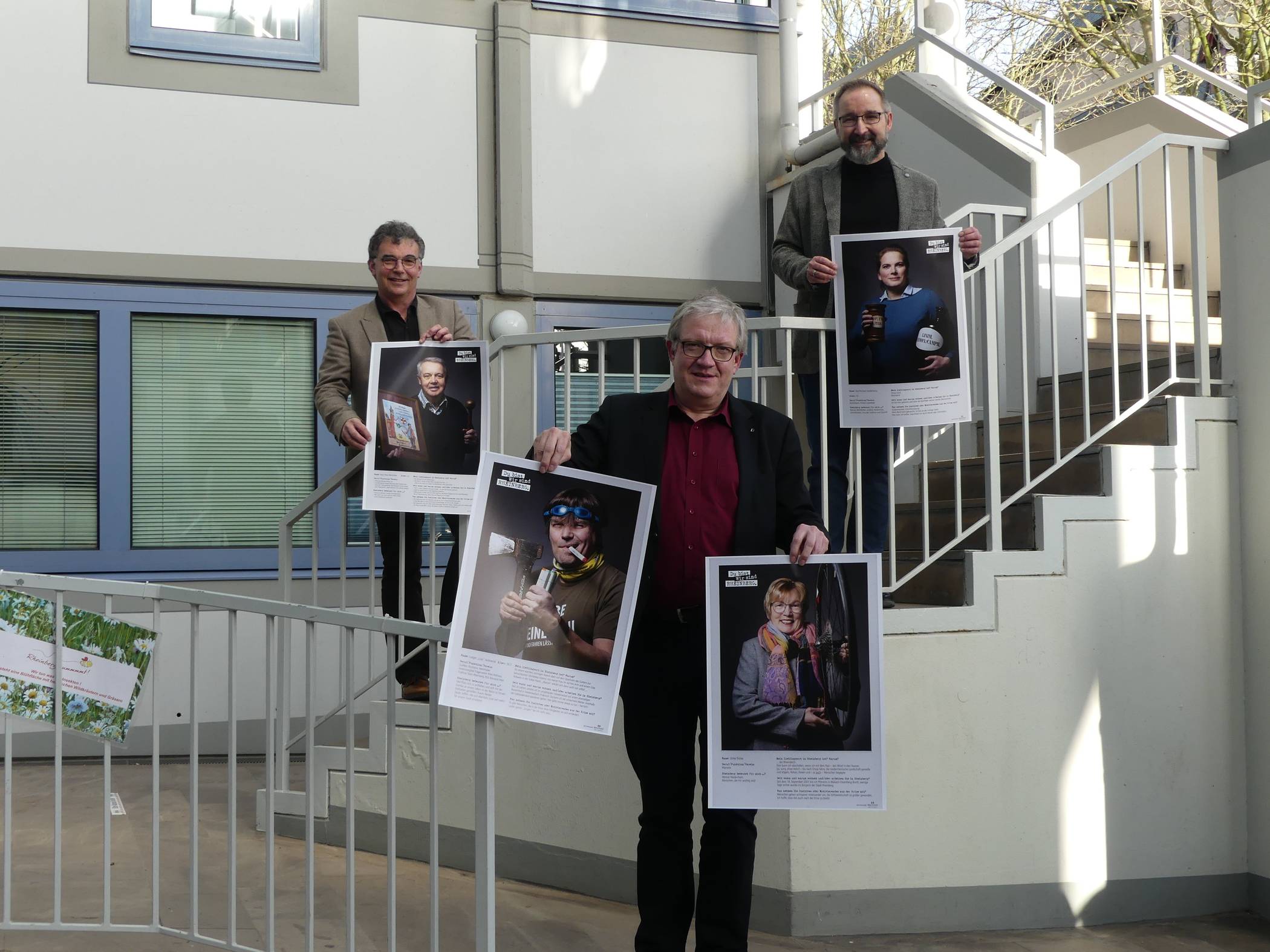  Peter Meulmann (M.) hat die Fotoaktion ins Leben gerufen. Bürgermeister Dietmar Heyde (l.) und Wirtschaftsförderer Thomas Bajorat sind begeistert und unterstützen gerne. 