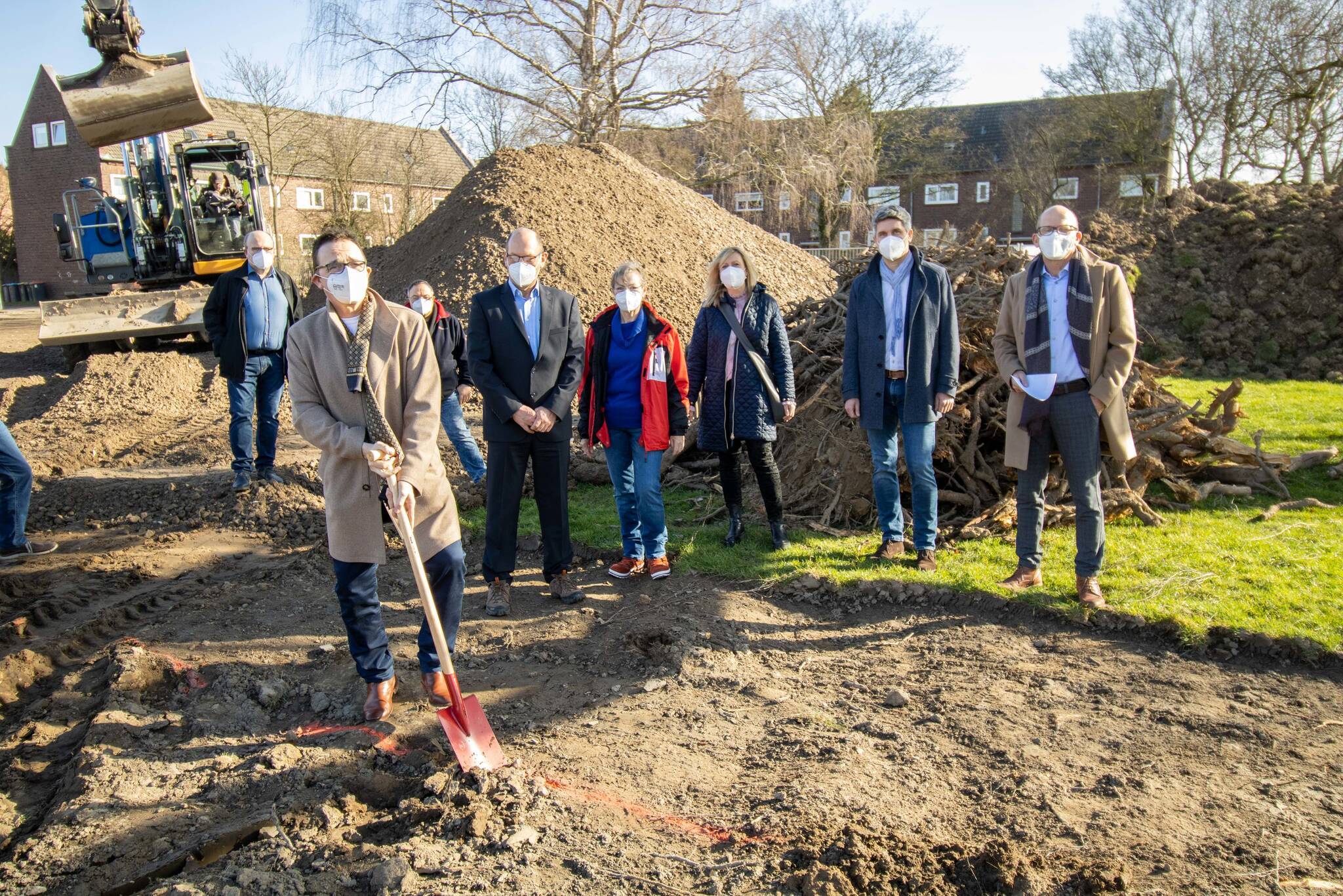  Spatenstich Bismarckplatz: Bürgermeister Prof. Dr. Christoph Landscheidt setzt den ersten Spatenstich. 