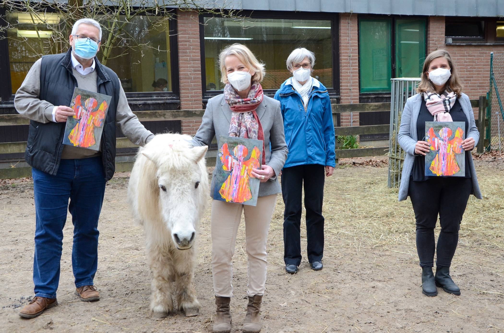 Pony Max nahm’s gelassen – die übrigen Beteiligten freuten sich umso mehr über die gelungene Adventskalender-Aktion und die großzügige Spende des Leo-Clubs an die Paul Moor-Schule. Von rechts: Sarah Franke-Hempsch (Leo-Club), Hildegard van de Braak (Caritasverband), Schulleiterin Marion Middendorp und Bernd Beckers (Förderverein). 