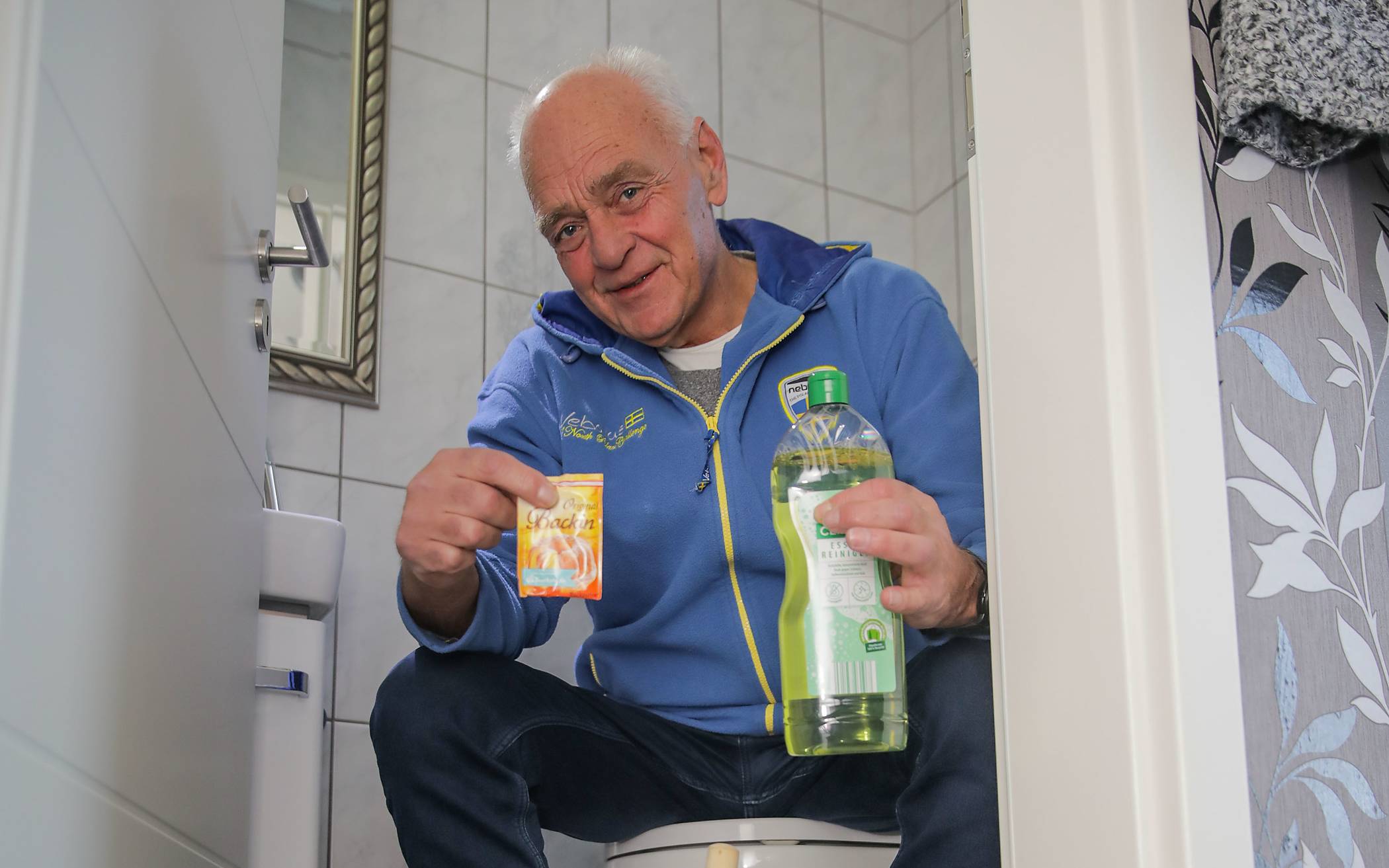  „Bei kleineren Verstopfungen von Rohrleitungen kann man auch erstmal selber Hand anlegen – mit Omas Hausmittelchen“, findet Detlef Poullie, Dozent für Versorgungstechnik der Mönchengladbacher Kreishandwerkerschaft. 