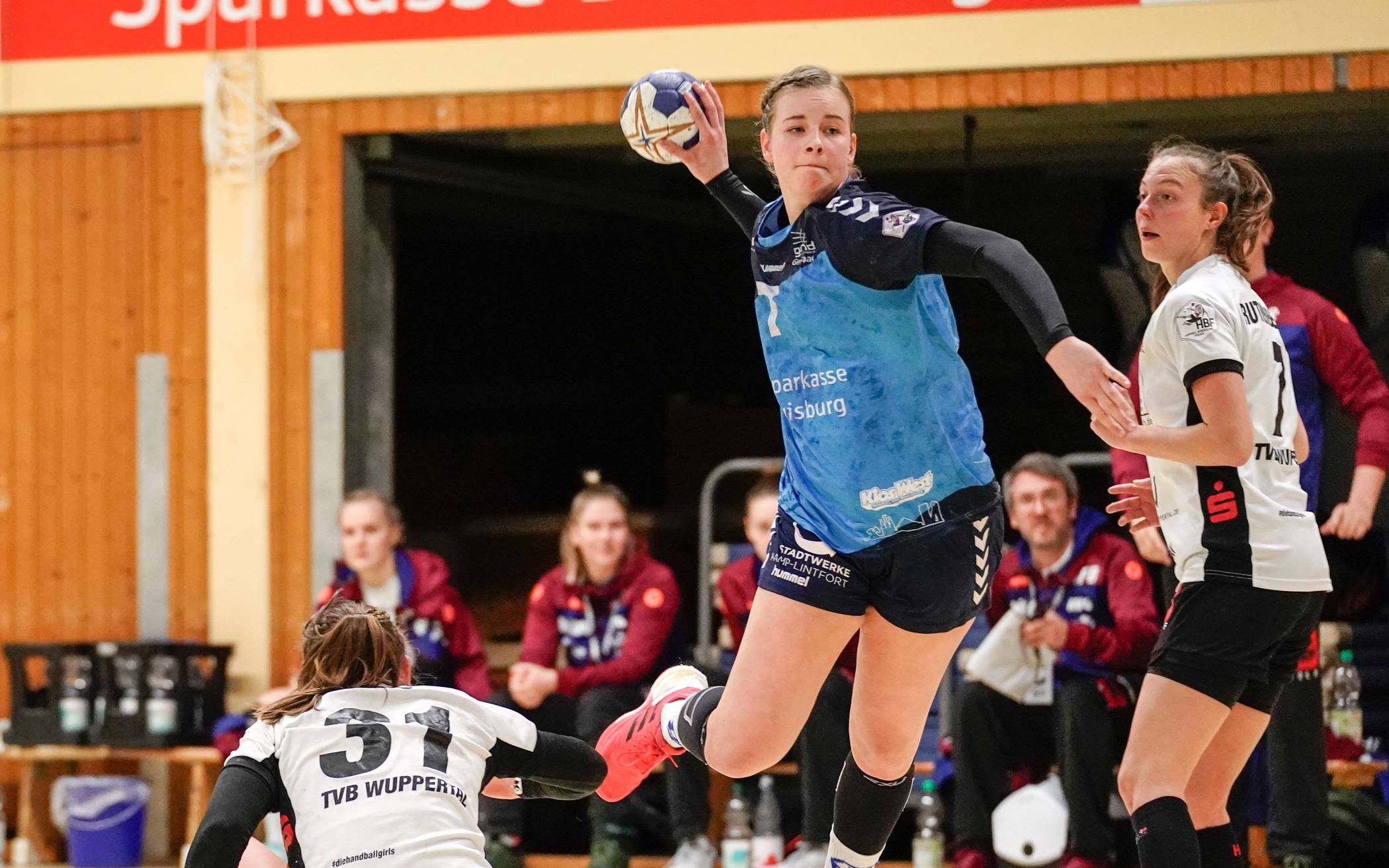 Jule Samplonius gehört mittlerweile zu den Aktivposten beim TuS Lintfort. Die jüngste Feldspielerin übernimmt wichtige Verantwortung, weil mit Hannah Haase und Lisa Kunert wichtige Aufbauspielerinnen verletzt fehlen.