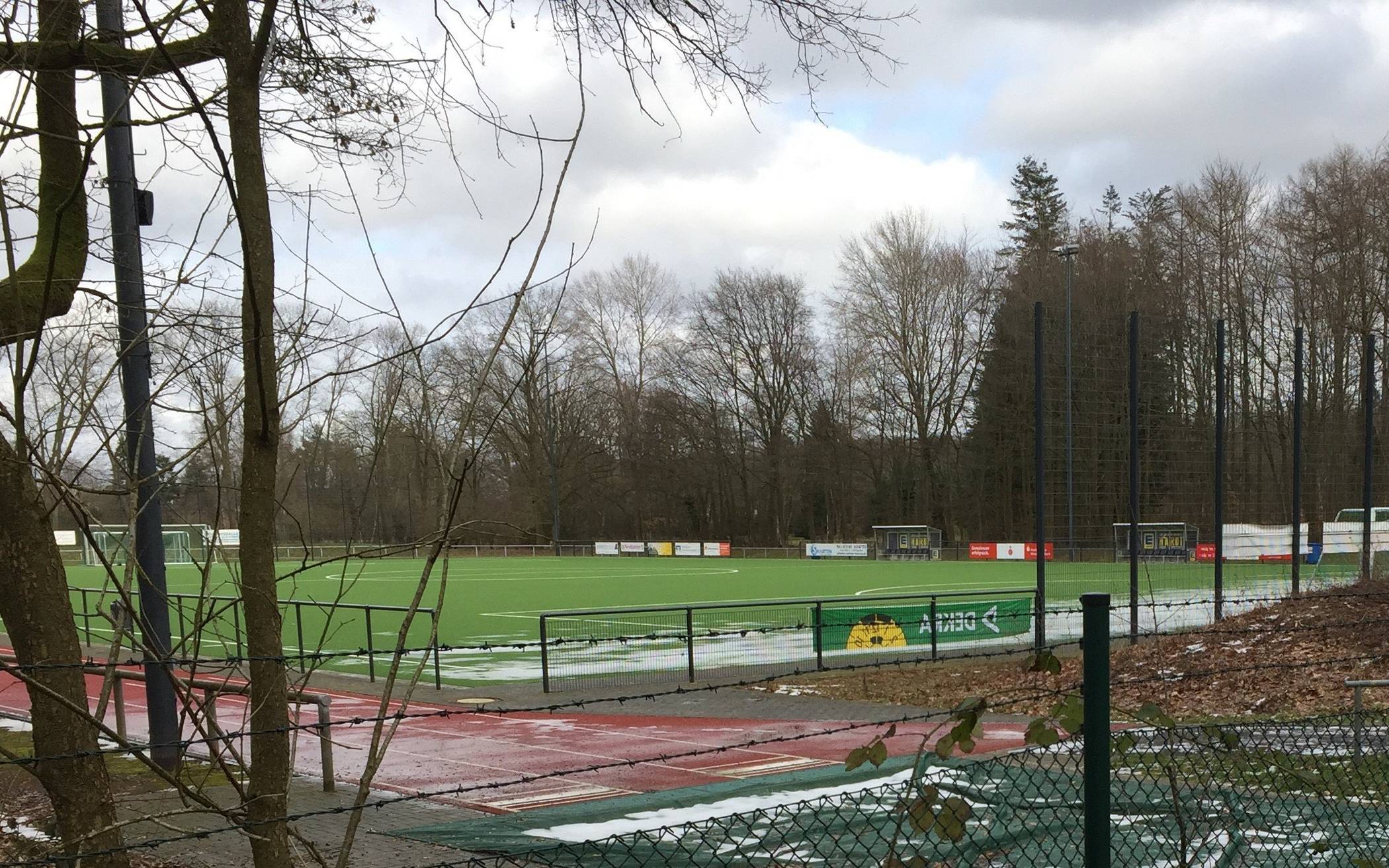 Nur einer von vielen coronabedingt unbespielten Sportplätzen in Mönchengladbach: die Bezirkssportanlage Hardt. 