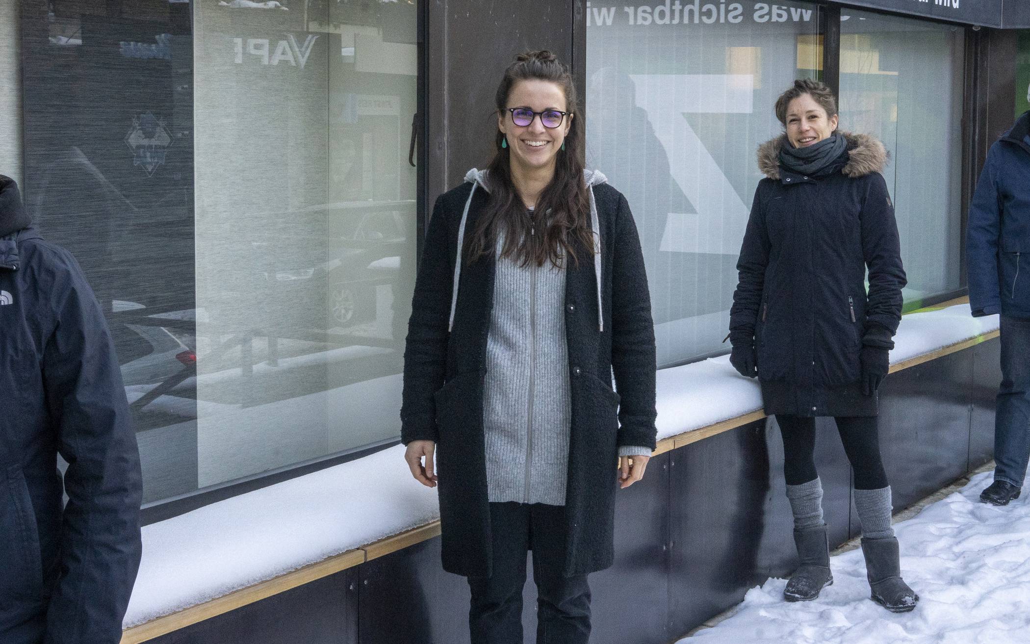 Noch im Schnee stellten sich die Veranstalter Kathrin Leneke (Junges Schlosstheater), Janna Hüttebräucker (Projektkoordination Das W), Viola Köster (Schlosstheater) und Dieter Zisenis (Laboratorium) fürs Foto zusammen - mit Abstand, versteht sich. 