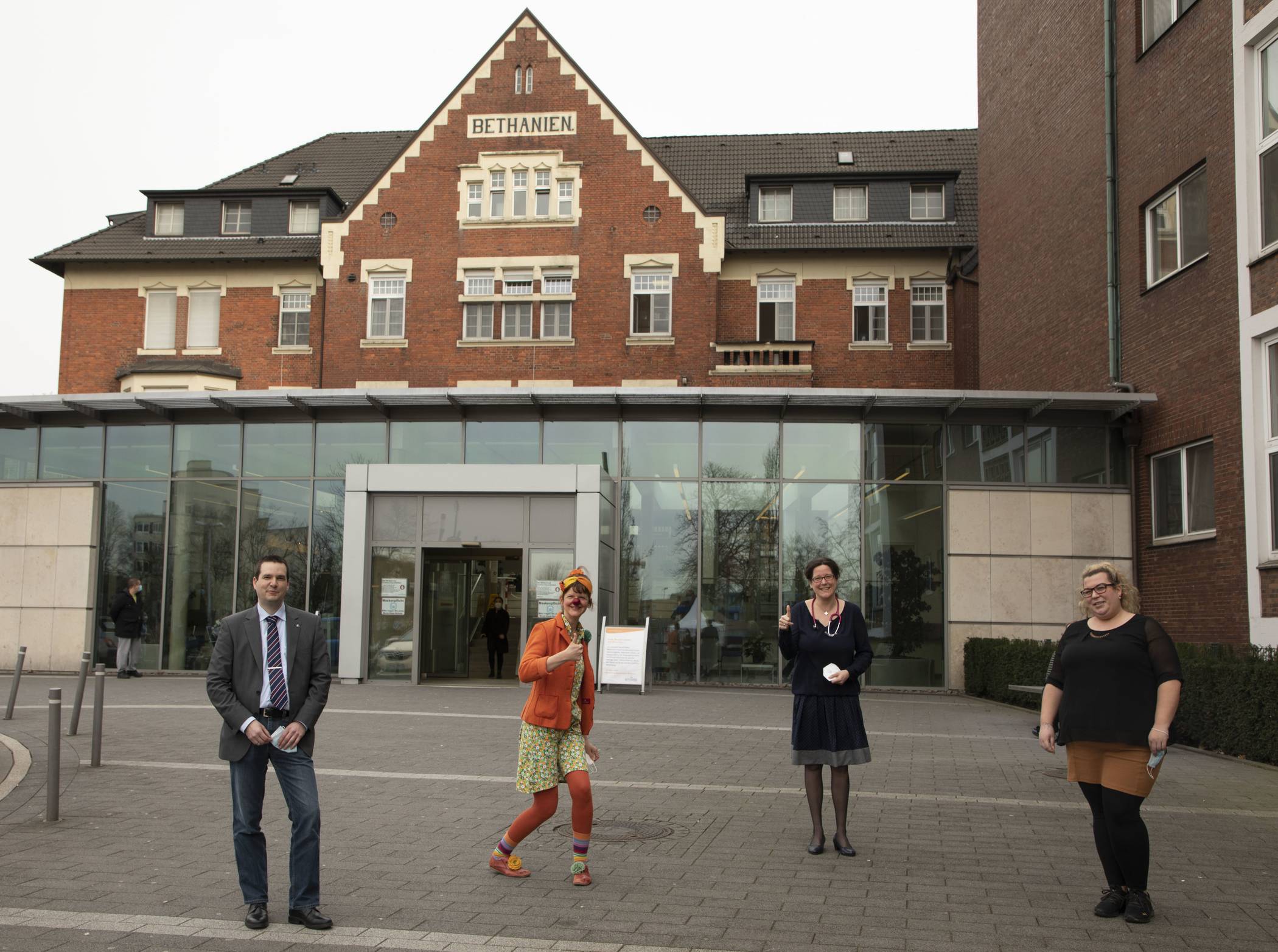  Bioscientia-Standortleiter René Stratenhoff und Sabrina Schuffenhauer (außen), stellvertretende Betriebsratsvorsitzende, übergaben eine Spende in Höhe von 1.550 Euro an die Klinikclowns und die Kinderdiabetologie: an Inga Borgschulte und Andrea Finke (mitte v. l.). 