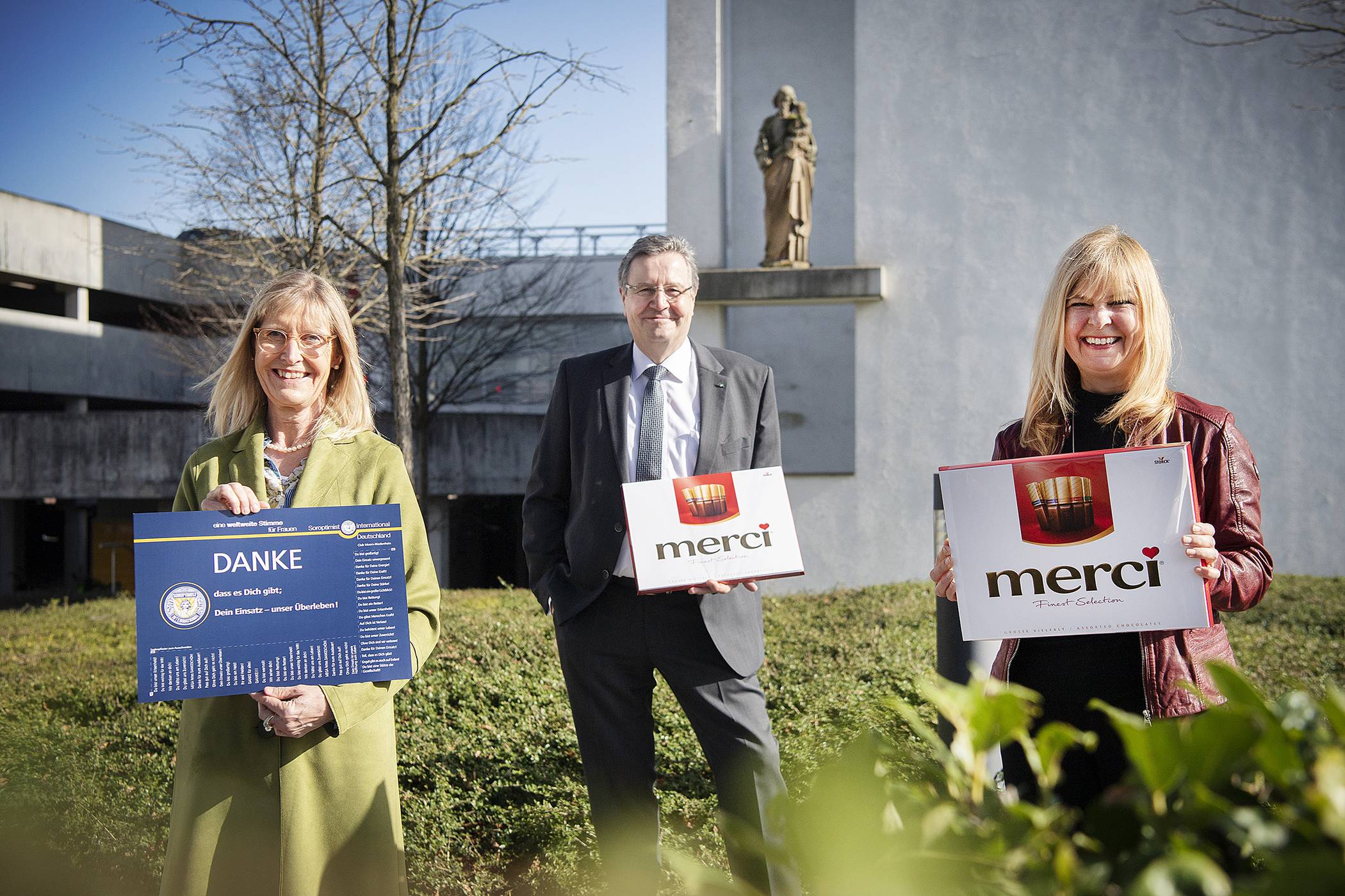 (v.l.n.r.) Spendenübergabe der Clubpräsidentin Dr. Ilke Schlotmann-Lechtenböhmer an Geschäftsführer Ralf H. Nennhaus und Pressesprecherin Regina Ozwirk.