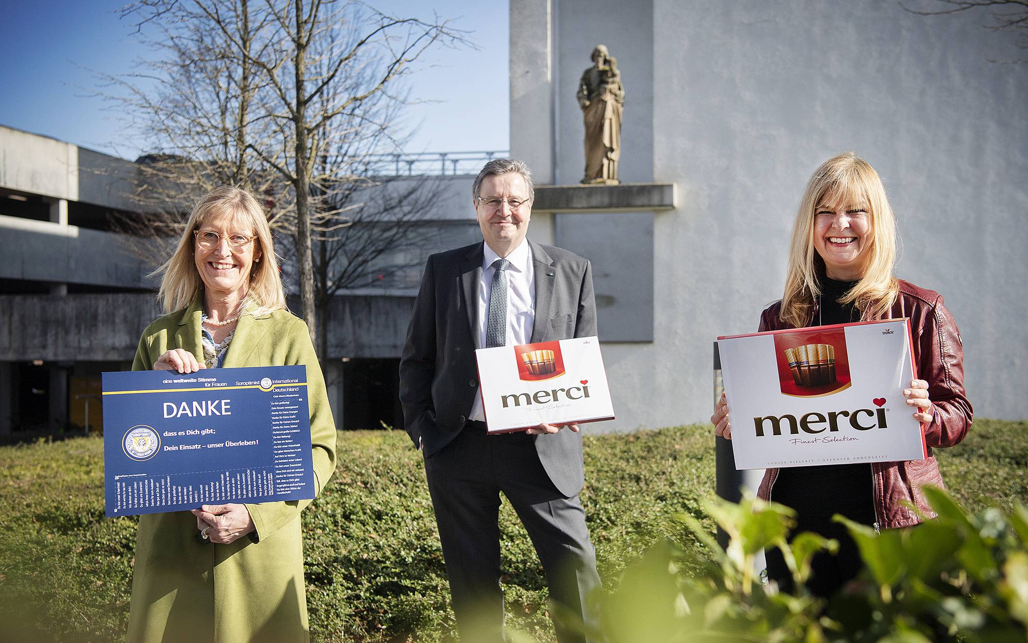 (v.l.n.r.) Spendenübergabe der Clubpräsidentin Dr. Ilke