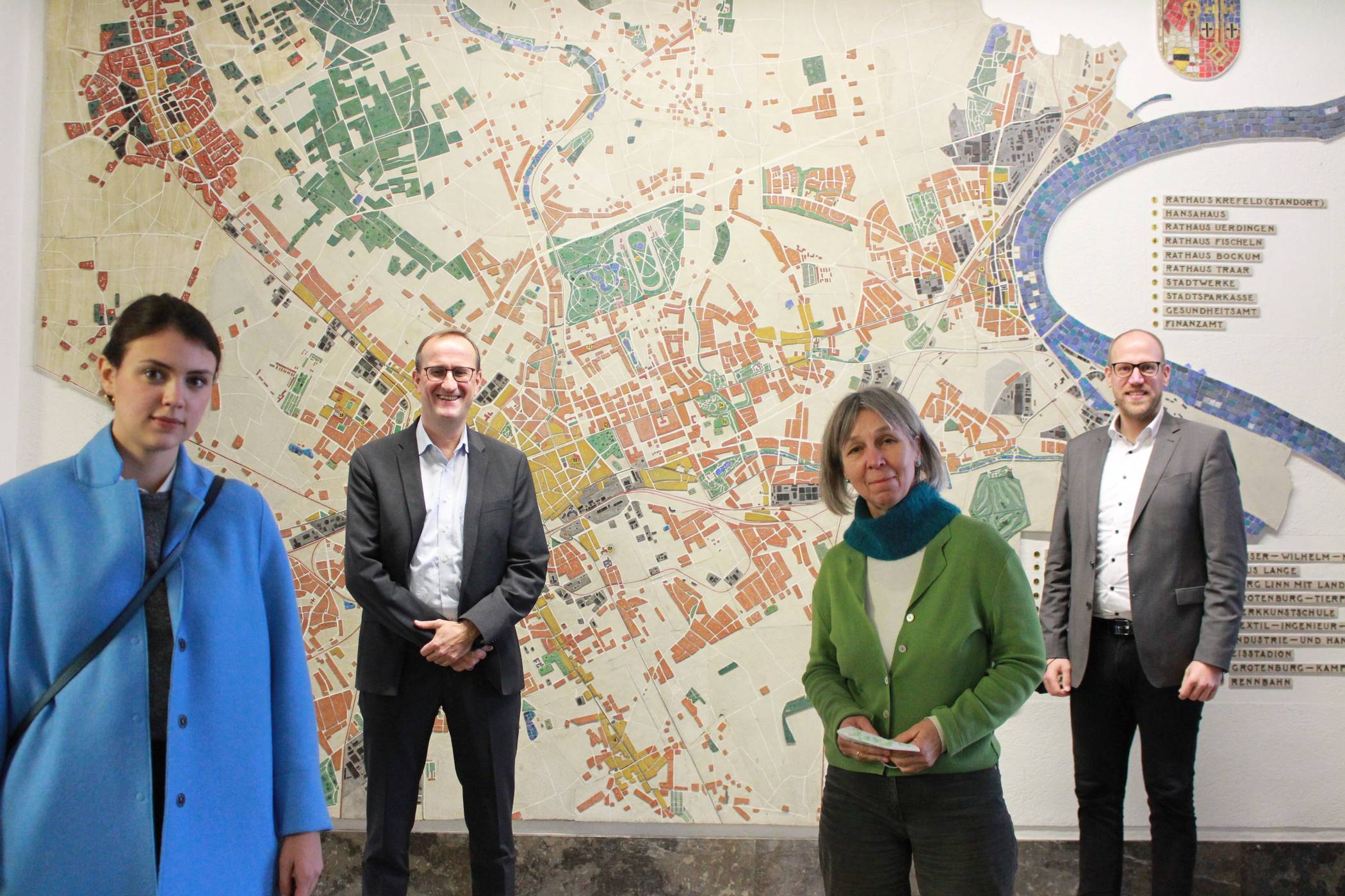 Suchen jetzt weitere Partner im Stadtrat: SPD-Vorsitzende Maxi Leuchter (l.) und SPD-Fraktionschef Benedikt Winzen (r.) sowie die Grünen-Fraktionsvorsitzenden Thorsten Hansen und Heidi Matthias (r.). Foto: Müller