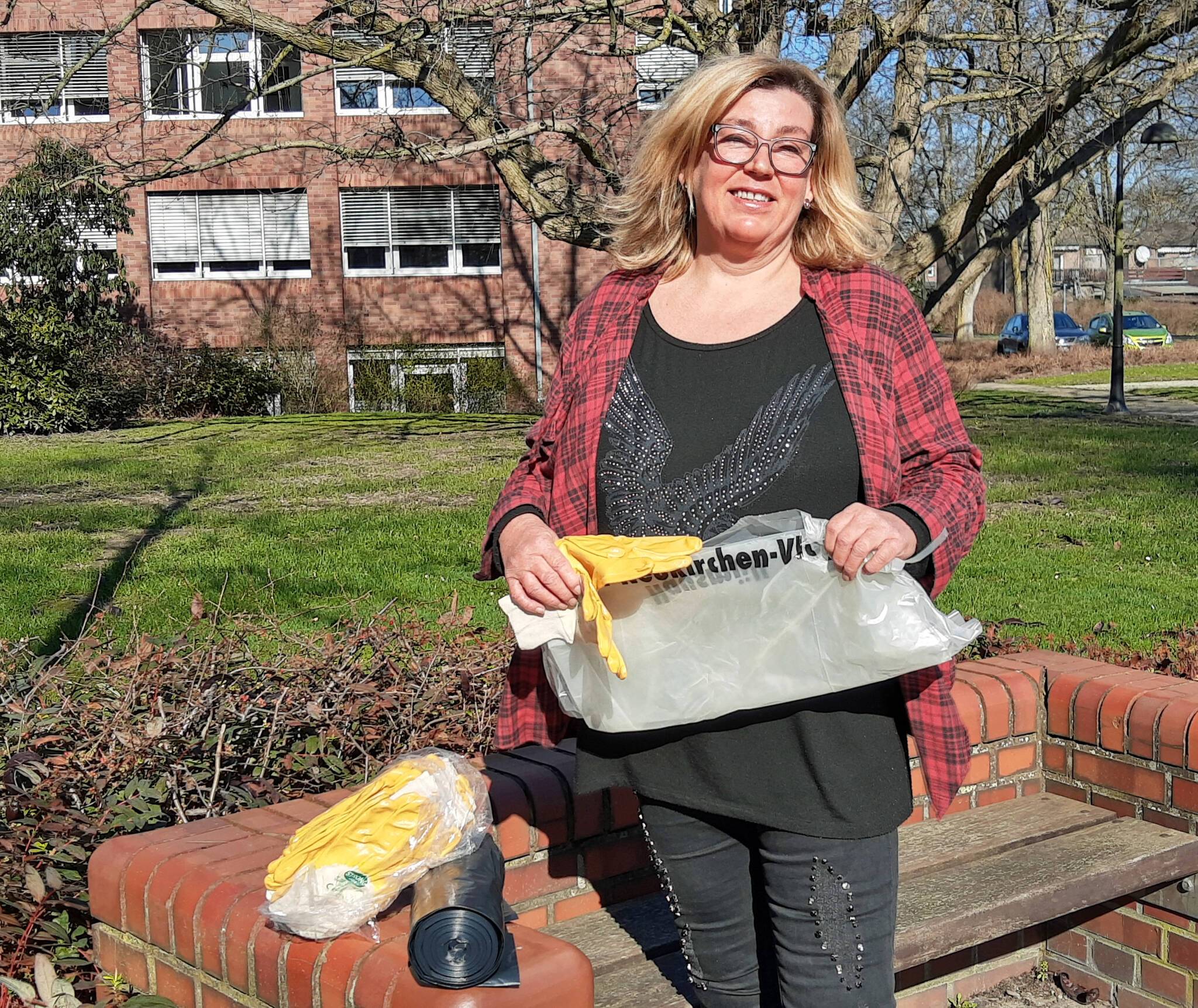 Silke Udycz gibt gerne Material an Bürgerinnen und Bürger aus.