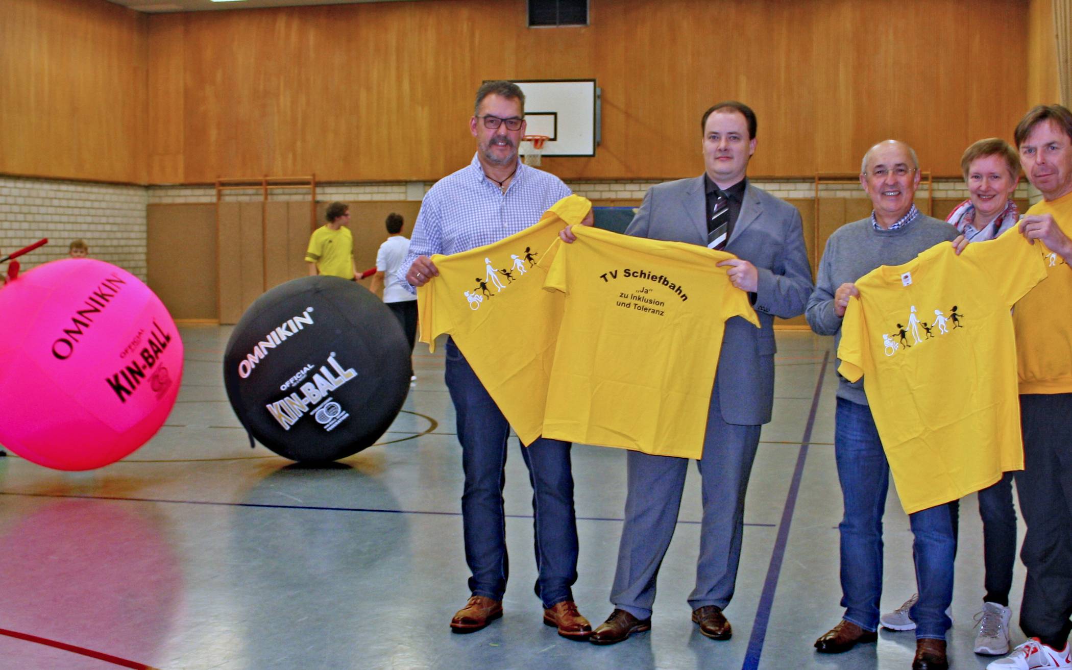  Brudermeister Michael Klein, Geschäftsführer Sascha Kaulen und Jürgen Baumanns (Aktion Schützen helfen) vom Vorstand der St. Sebastianus Bruderschaft Schiefbahn informierten sich Anfang 2019 bei Petra und Stephan Adomeitis (Integrative Gruppen TV Schiefbahn) über die Verwendung der Spende. 