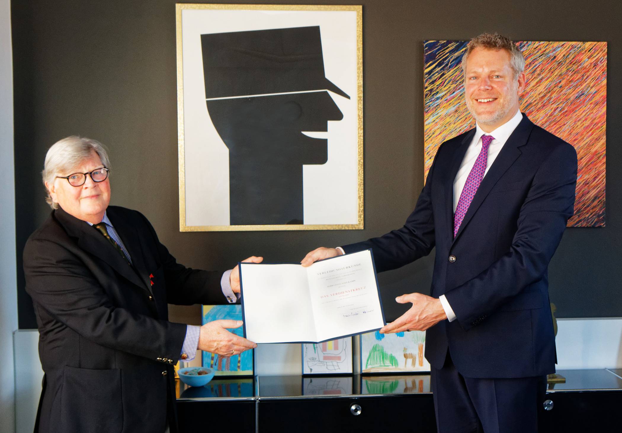  Landrat Dr. Andreas Coenen (r.) gratuliert Hans Josef „Jacky“ Kampe zur Verleihung des Bundesverdienstkreuzes.  