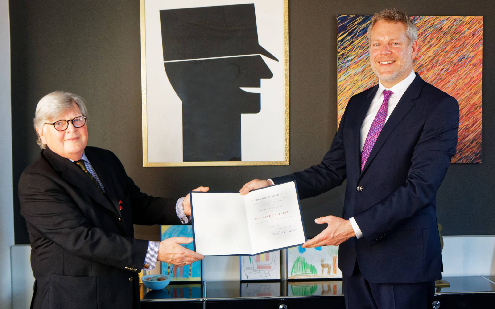 Landrat Dr. Andreas Coenen (r.) gratuliert