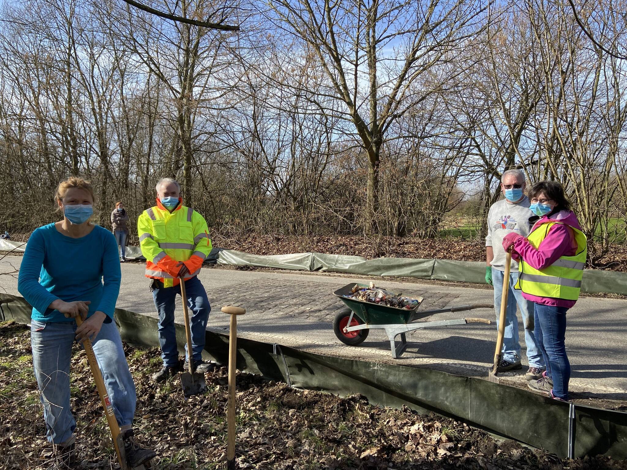  Eine Gruppe von Freiwilligen hat den Amphibienschutzzaun an der Kuckumer Straße errichtet.  