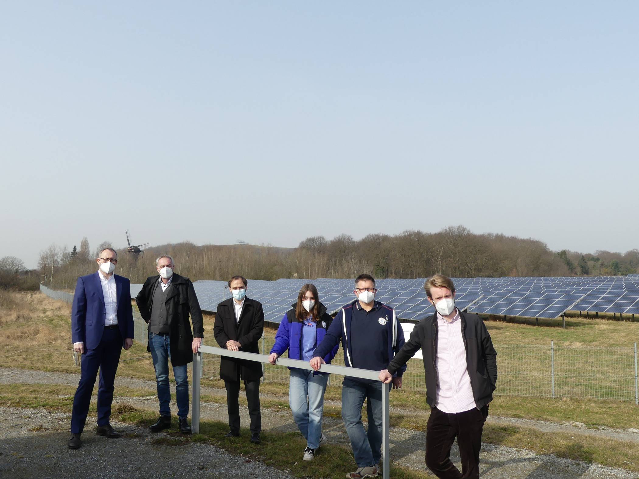 Werben im Solarpark Mühlenfeld für den Wattbewerb (v.l.): Oliver Felthaus (ENNI), Bürgermeister Ralf Köpke, Christoph Schidlovski (ENNI), Malika Köpke (Fridays for Future Neukirchen-Vluyn), Matthias Röder (Parents for Future Neukirchen-Vluyn) und Stephan Baur (Klimaschutzmanager Neukirchen-Vluyn).