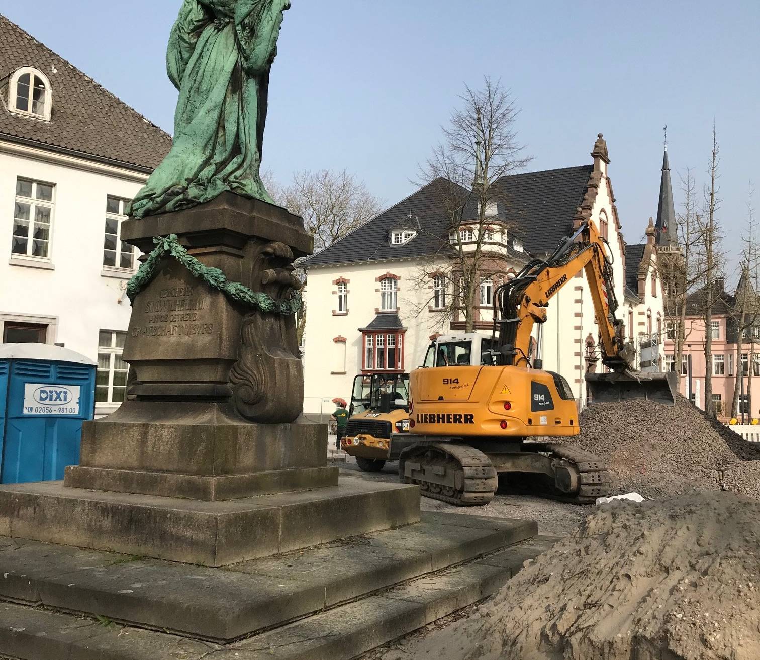 Zwischen evangelischer Kirche, Terheydenhaus und Kindergarten werden u. a. die Oberfläche und die Beleuchtung erneuert.