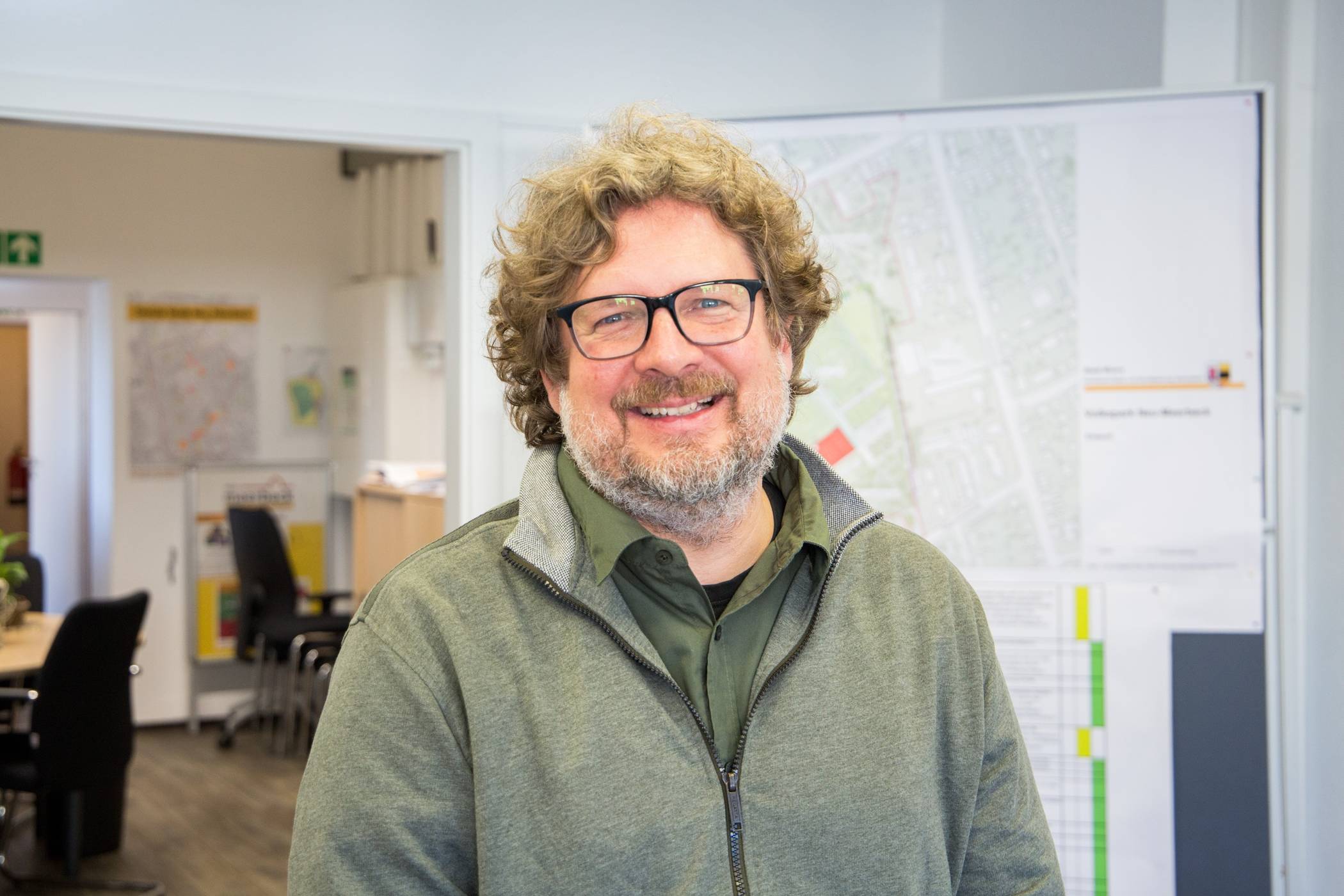 Jens Franken ist Stadtteilmanager in Meerbeck/Hochstraß. Im Stadtteilbüro stehen derzeit viele Pläne für den neuen Volkspark.