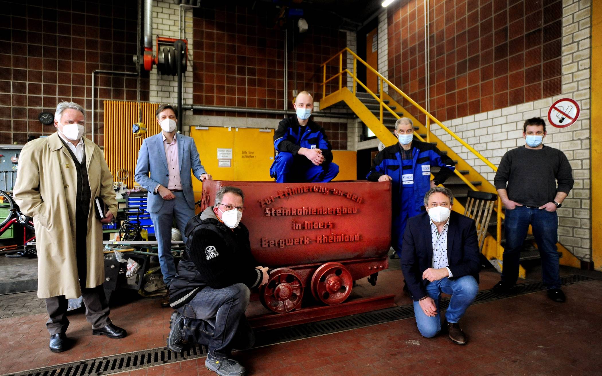 Mit der sanierten Bergwerkslore (v.l.): Konrad