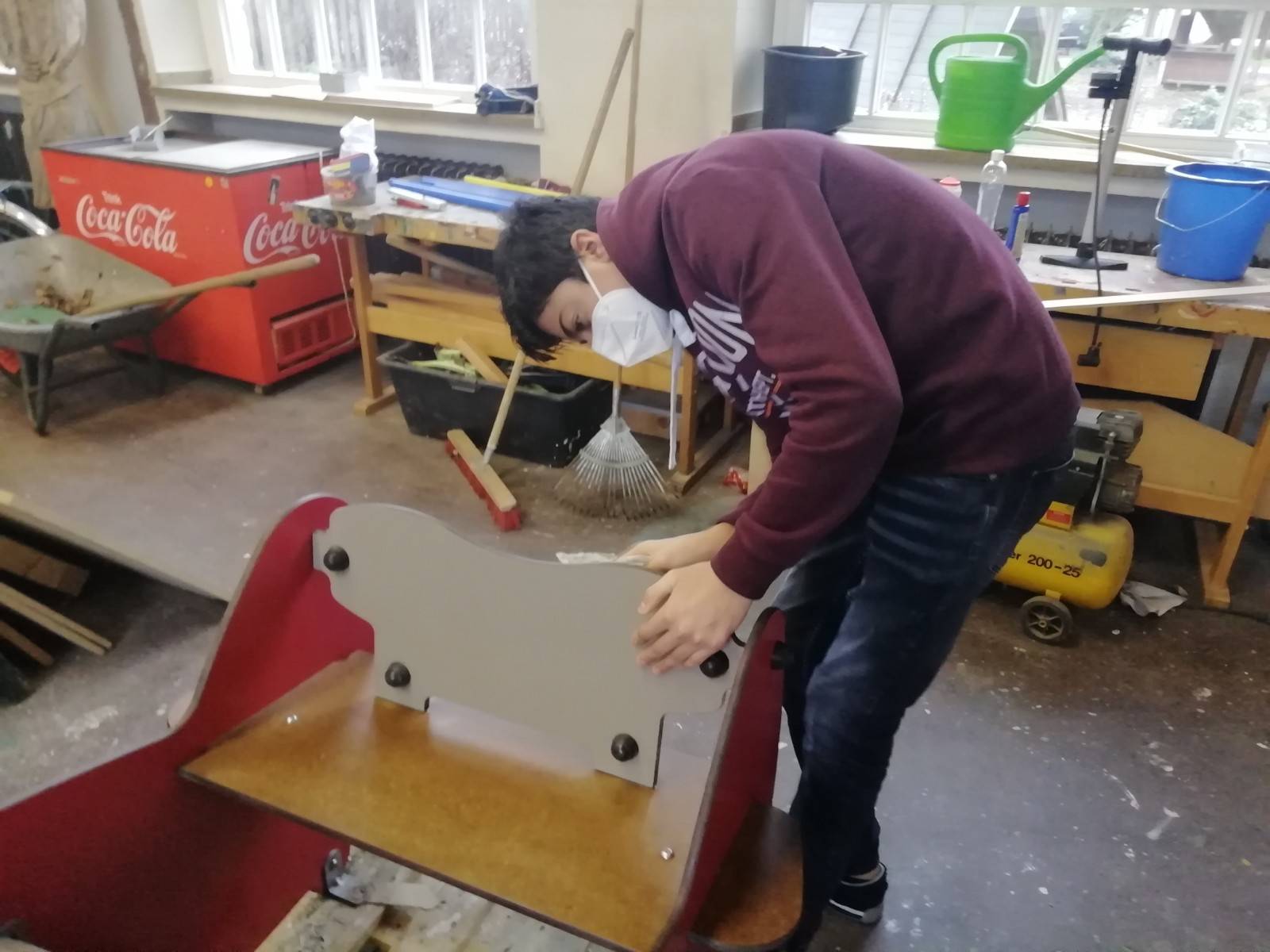 Im Jugendzentrum Hülse wurde jetzt ein Kinderspielgerät aufgearbeitet.