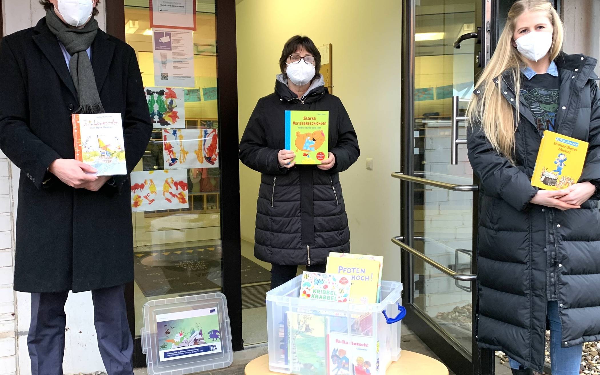 Unser Foto zeigt (v.l.) Ulrich Krause (Vorstand) und Andrea Voss (Sozialer Dienst) bei der Übergabe der Vorlesebibliothek an Nancy Schäfer, Kita- Erzieherin. 