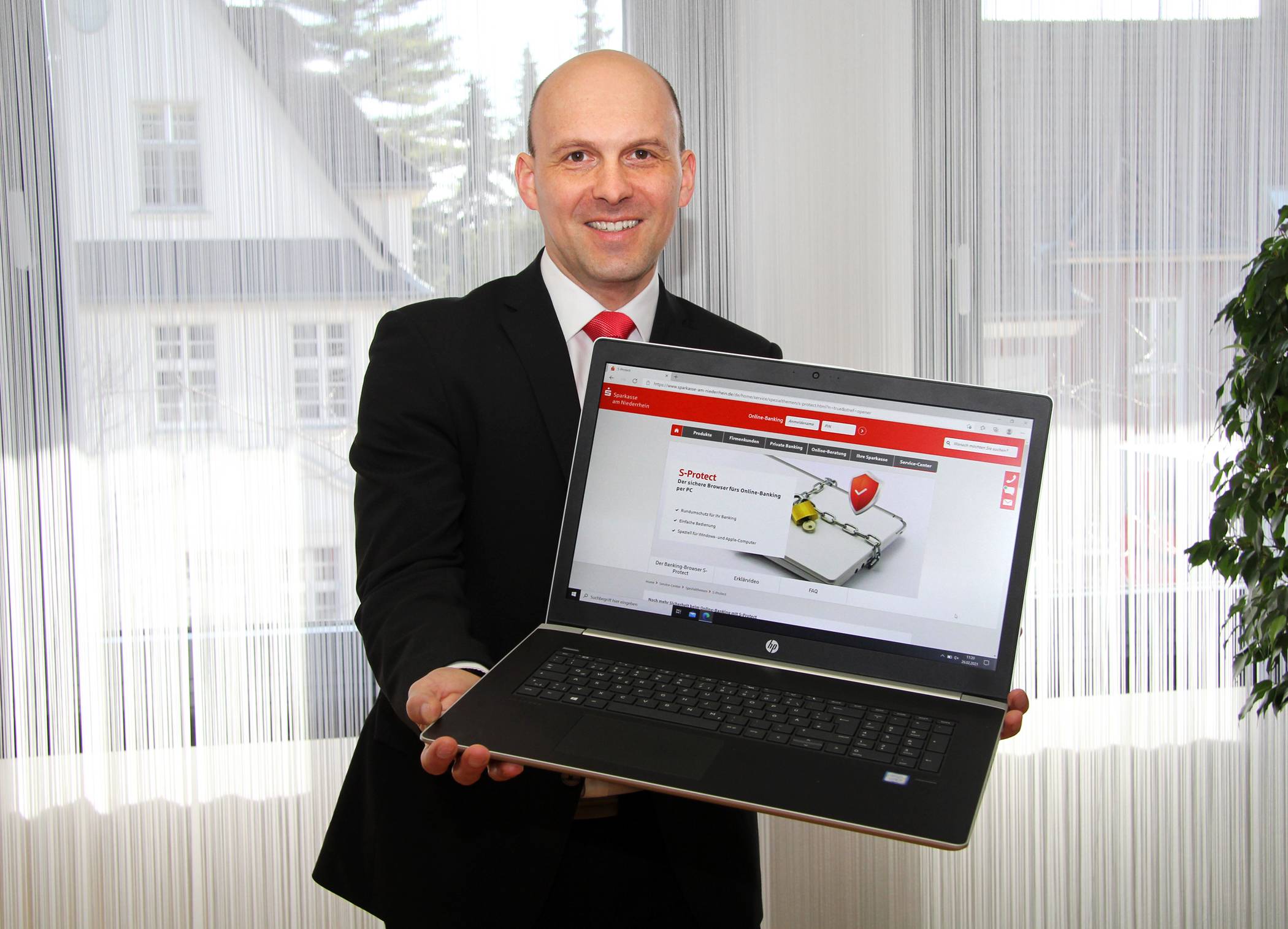  Patrick Becker, der für das Online-Banking verantwortliche Gruppenleiter bei der Sparkasse am Niederrhein, stellt den speziell fürs Online-Banking entwickelten Browser S-Protect vor: „Damit haben selbst die fiesesten Trojaner, Viren und Phishing-Attacken keine Chance.“ 