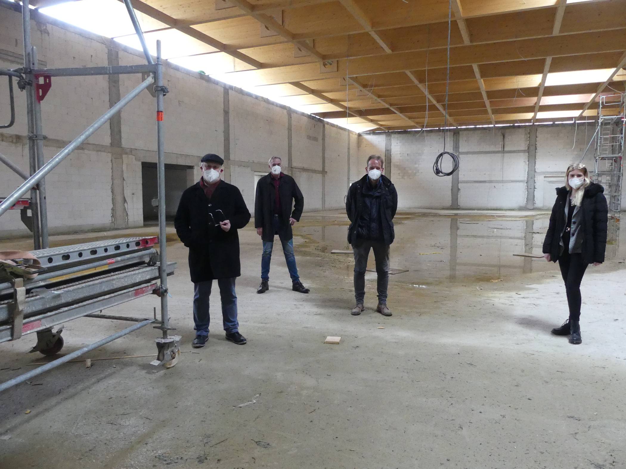  Ulrich Geilmann (Technischer Dezernent), Bürgermeister Ralf Köpke,  Jürgen Paulus (Generalunternehmer Hegerat) und Julia Laader (Hochbauamt) im Rohbau der neuen Zweifach-Sporthalle der Gerhard-Tersteegen-Schule I. 