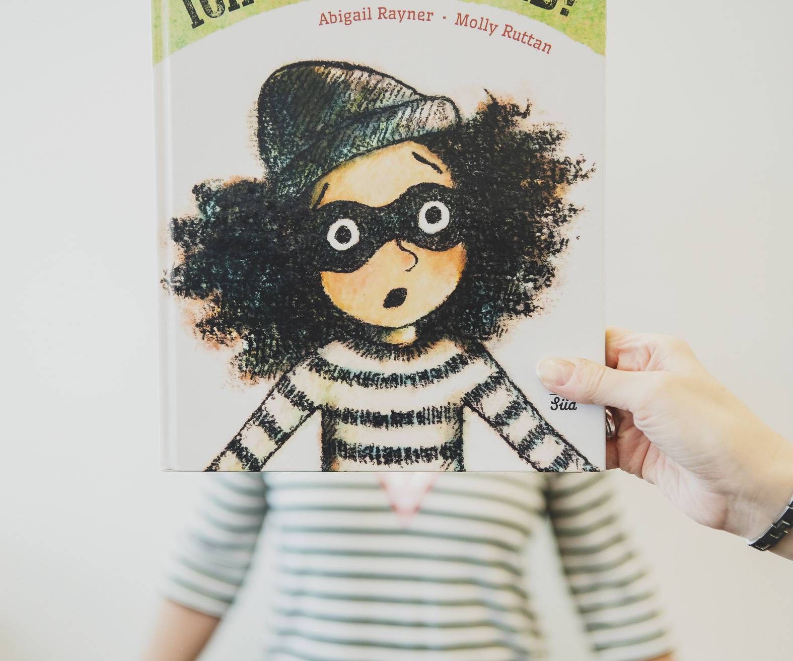 Bookfaces zeigen Buchcover, die scheinbar mit ihrer Umgebung verschmelzen. Die abgebildeten Motive werden vervollständigt oder erweitert.