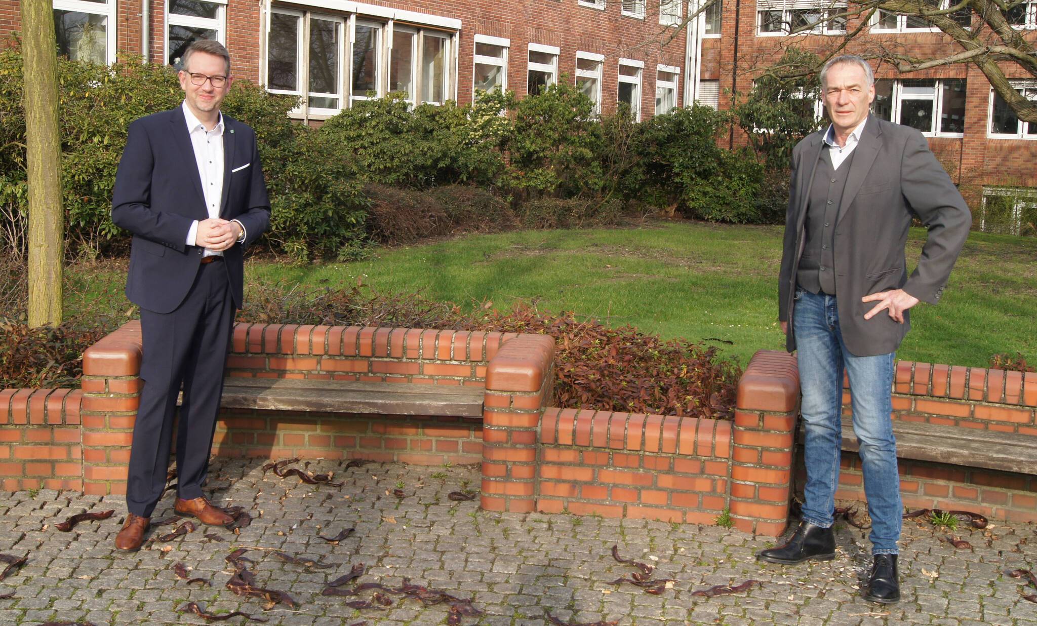  In gebührendem Abstand: Landrat Ingo Brohl (l.) und Bürgermeister Ralf Köpke. 