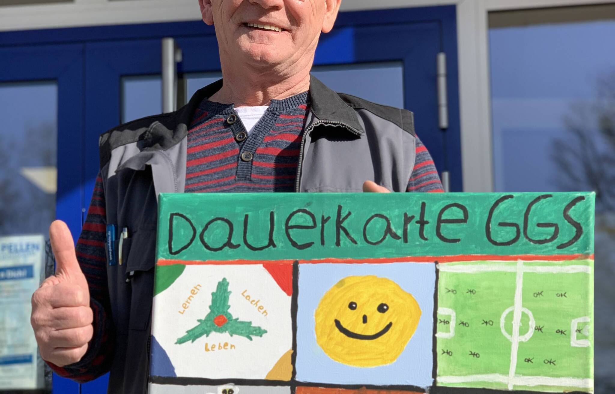  Klaus Hoffmann freut sich über die Dauerkarte, die ihm die Grundschüler schenkten. 