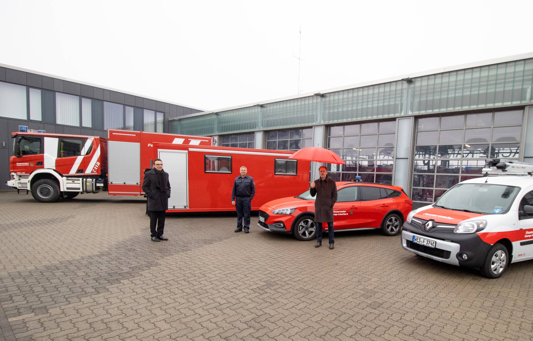  Bürgermeister Prof. Dr. Christoph Landscheidt, Feuerwehrleiter Michael Rademacher und Ordnungsdezernent Martin Notthoff vor den neuen Fahrzeugen. 