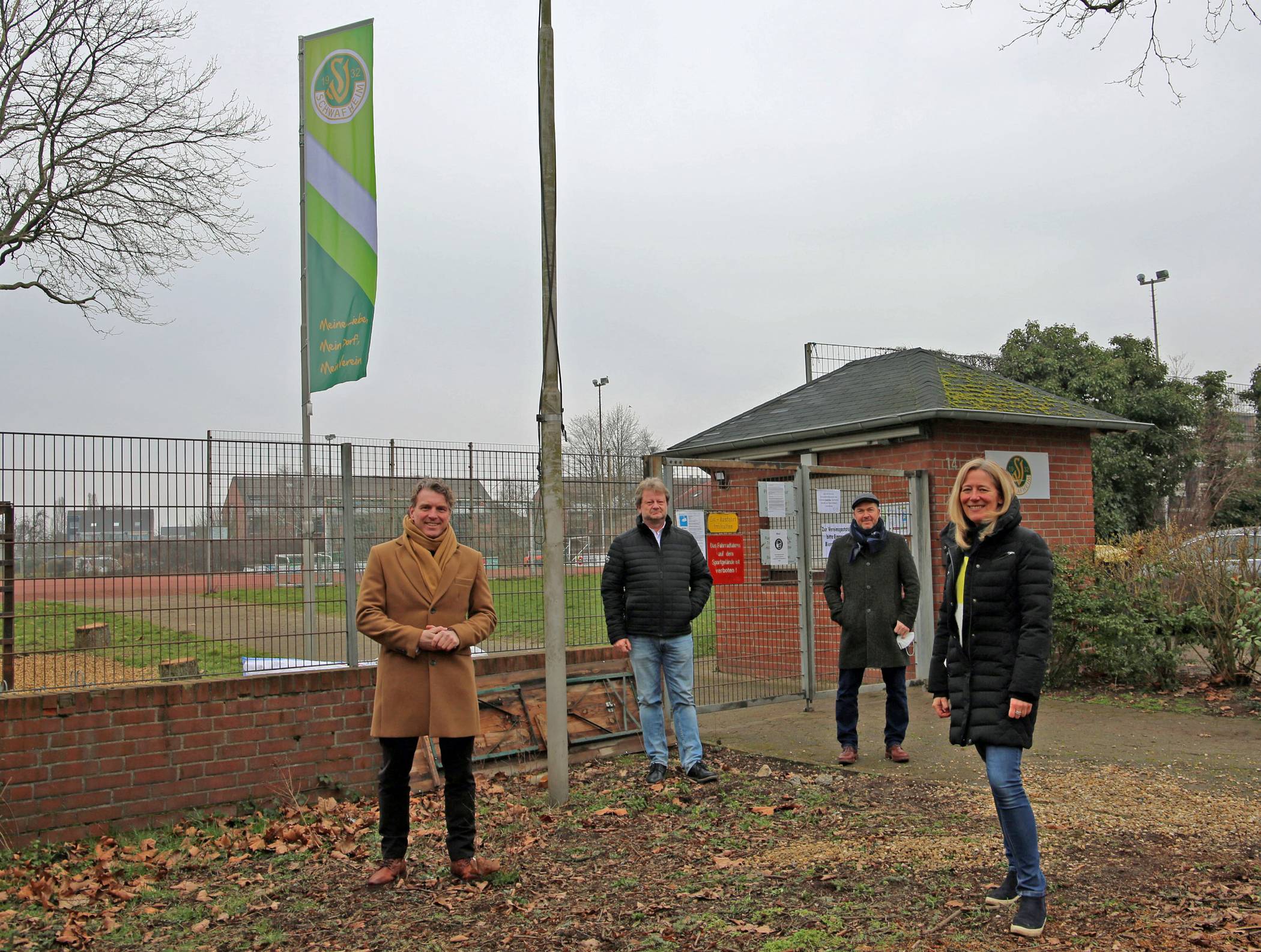  Die Bundestagsabgeordnete Kerstin Radomski, der Sportdezernent Claus Arndt, Fachdienstleiter Olaf Finke und Bürgermeister Christoph Fleischhauer freuen sich auf die Sanierung der Sportanlage Schwafheim. 