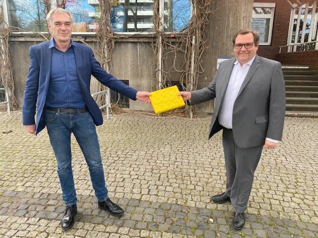 Krefelds Oberbürgermeister Frank Meyer (r.) überreichte
