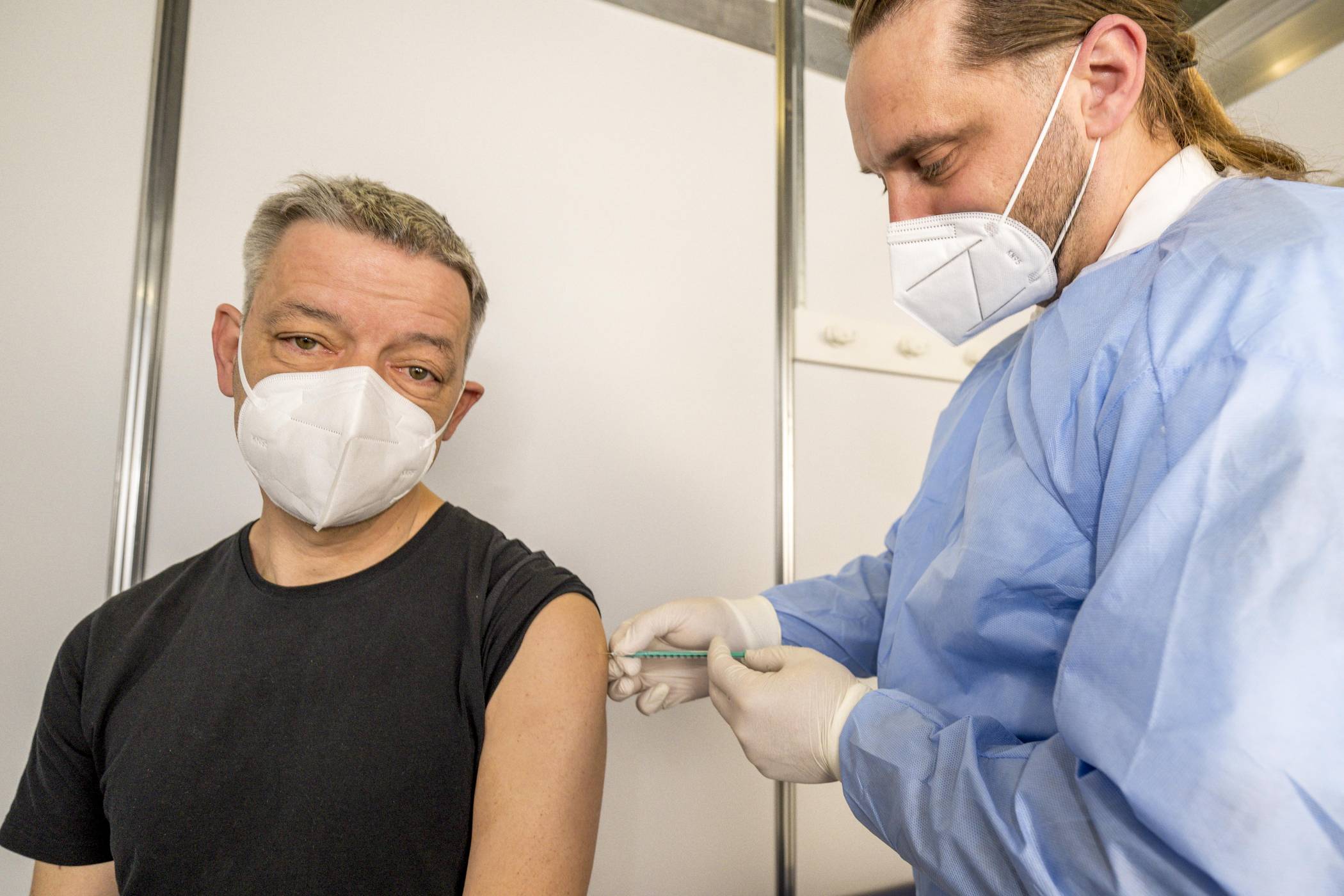  Gesundheitsamtsleiter Lugwig Hoeren wird von  Hendik Magnusson, dem Ärztlichden Leiter der Feuerwehr Duisburg, geimpft. 