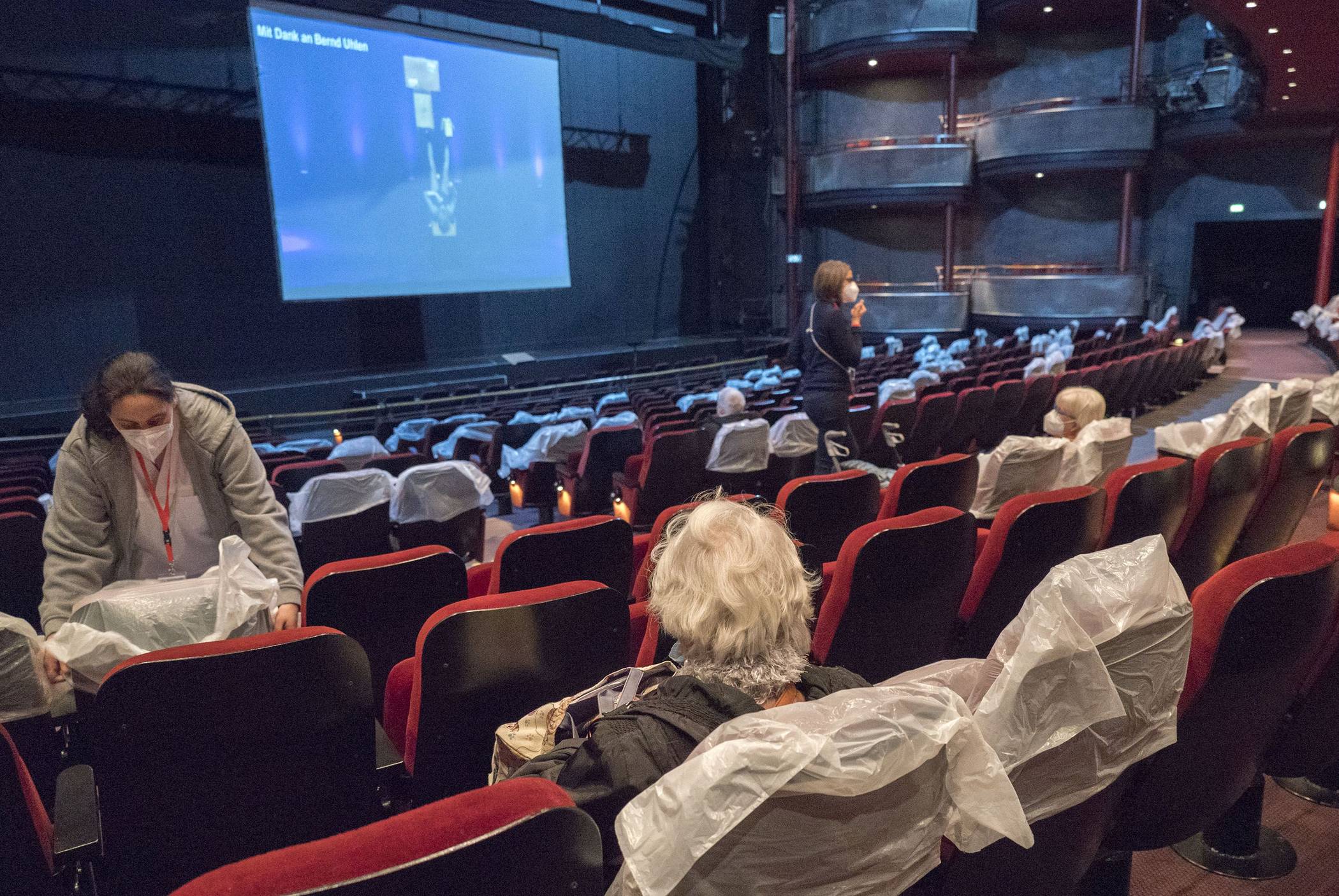  Nach der Impfung geht es in den Zuschauerraum des Theaters am Marientor 