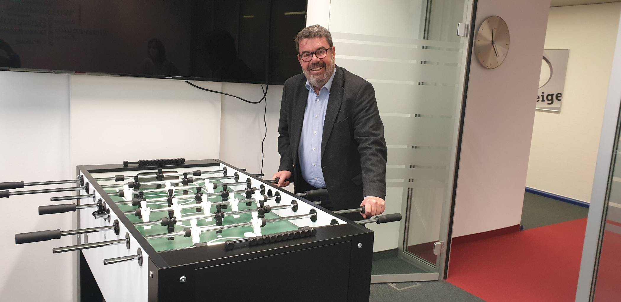 Kicker im Besprechungsraum: Ulrich Elsen gefällt’s bei seinem Besuch im Extra-Tipp-Verlagshaus. 