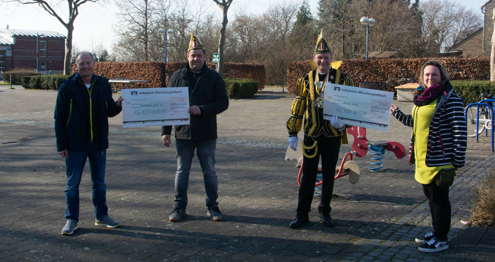 Dirk Thorand (v.l.) vom Verein „Meerbusch hilft“, Andreas Bongartz, Vorstandsvorsitzender der „KG Kött on Kleen“, Prinz Robert Daniels und Michaela Danker von der Jugendfarm Arche Noah in Büderich.    
