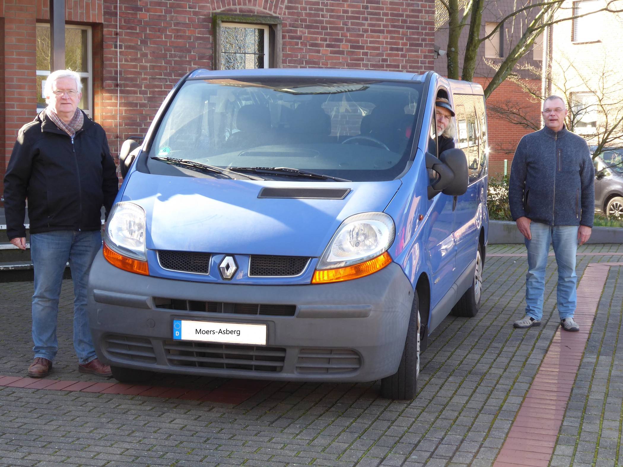 Helmut Myland, Peter Kösling und Rüdiger Erbe von der ev. Kirchengemeinde Moers-Asberg fahren Gemeindemitglieder zu ihren Impfterminen nach Wesel.