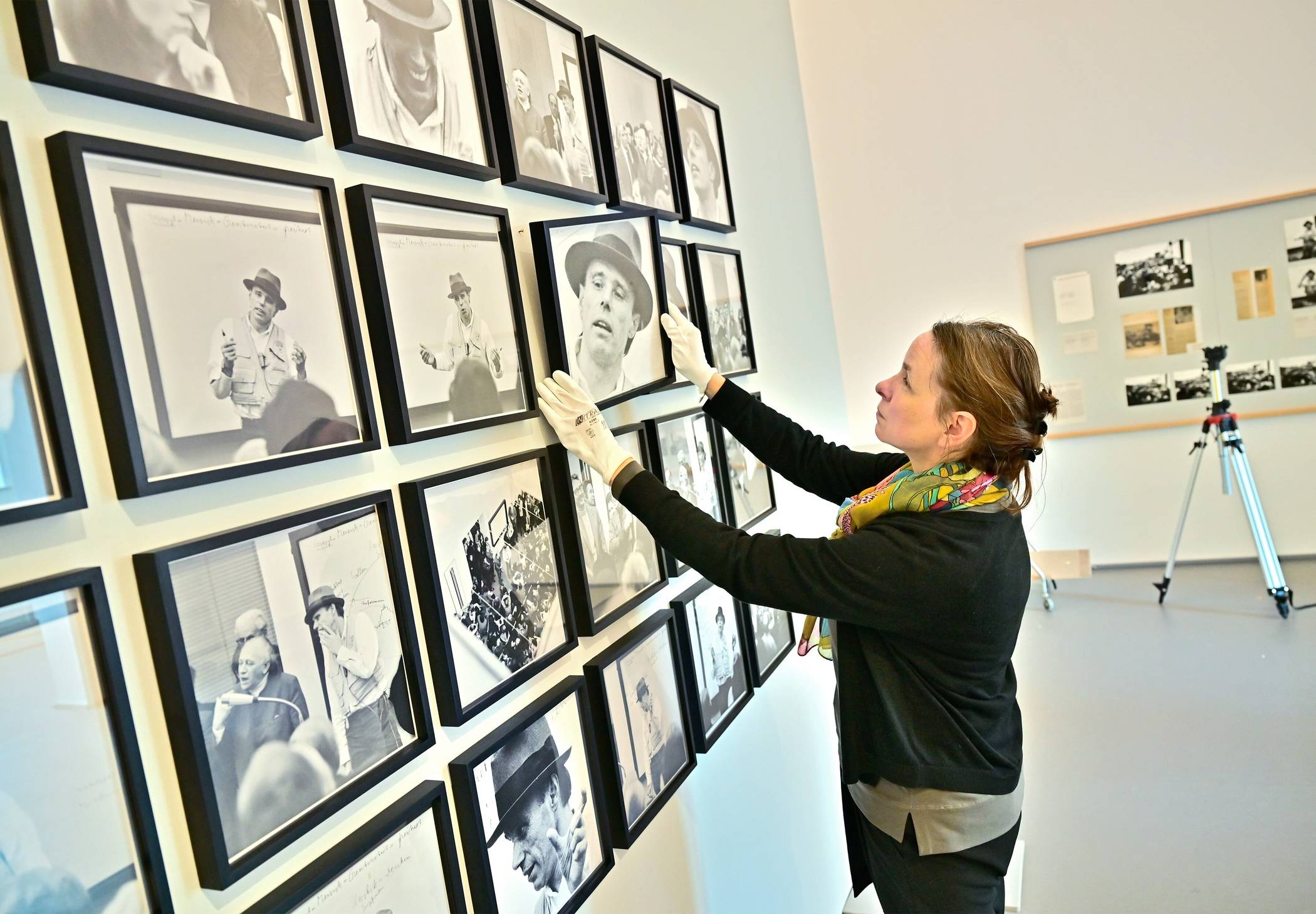  Passt: Kuratorin Dr. Magdalena Holzhey, die einst über Joseph Beuys ihre Doktorarbeit schrieb, richtet im Kaiser-Wilhelm-Museum die Beuys-Ausstellung ein. Foto: Stadt Krefeld, Bischof 