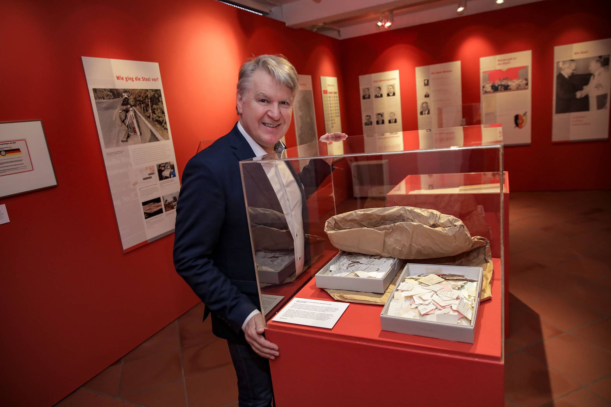  Museumsleiter Dr. Karlheinz Wiegmann in der neuen &nbsp;Ausstellung „Operativ bedeutsame Kontakte – die Stasi und Mönchengladbach“ im Museum Schloss Rheydt.  