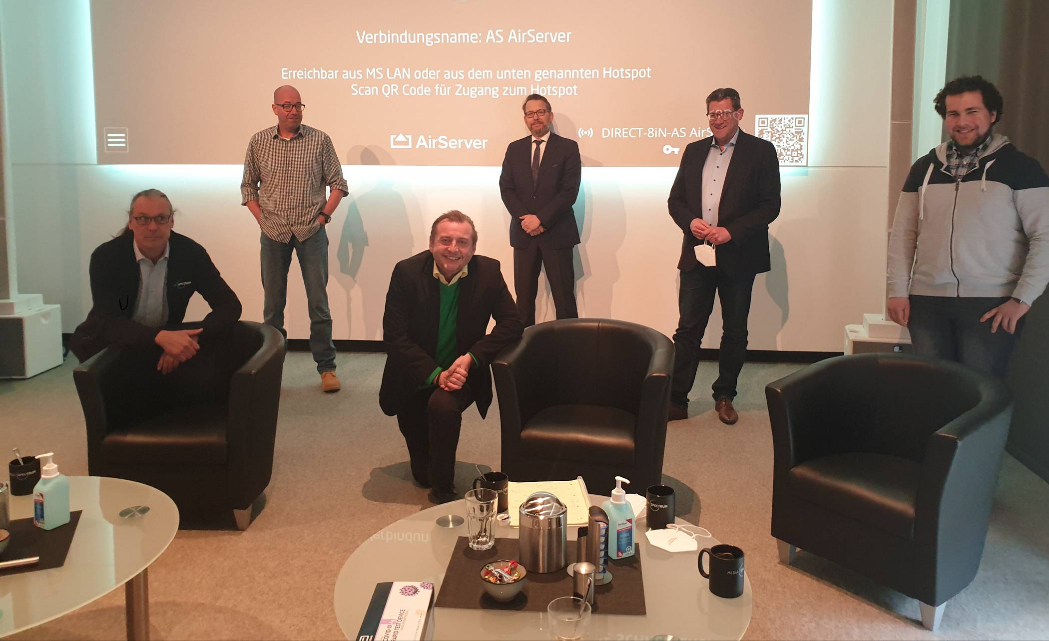 Unser Foto zeigt (vorne von links): Dirk Schmidt-Enzmann (Media Spectrum) und Thomas Brandt (FDP) und (hinten von links) Georg Ilbertz (Ilbertz Veranstaltungstechnik), Otto Fricke (FDP-MdB), Dietmar Brockes (FDP-MdL) und Hannes Zühlsdorff (FDP). 