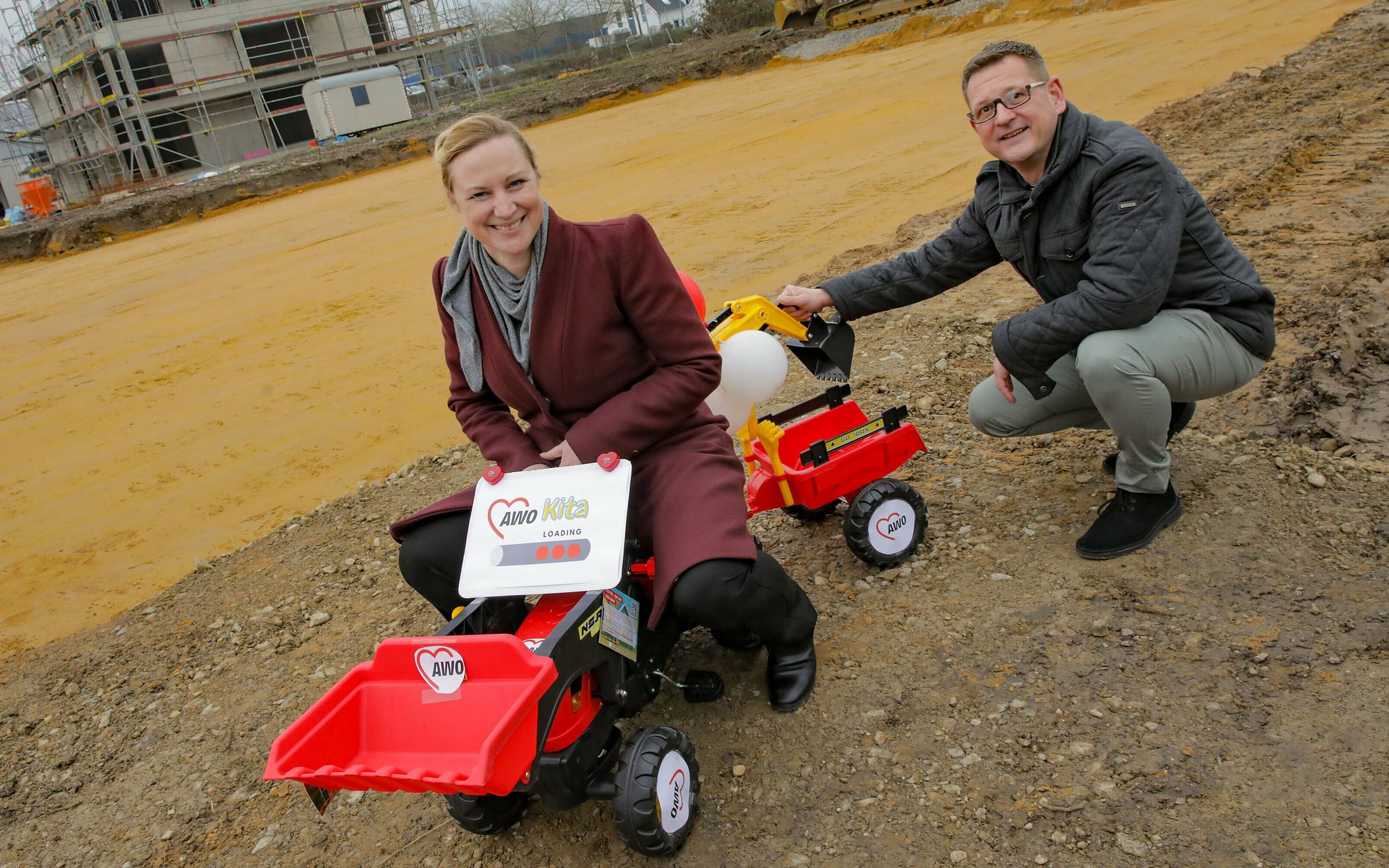 Sozialdezernentin Dörte Schall und AWO-Vorstand Uwe Bohlen beim Baustart der neuen Kita in Hardt. 