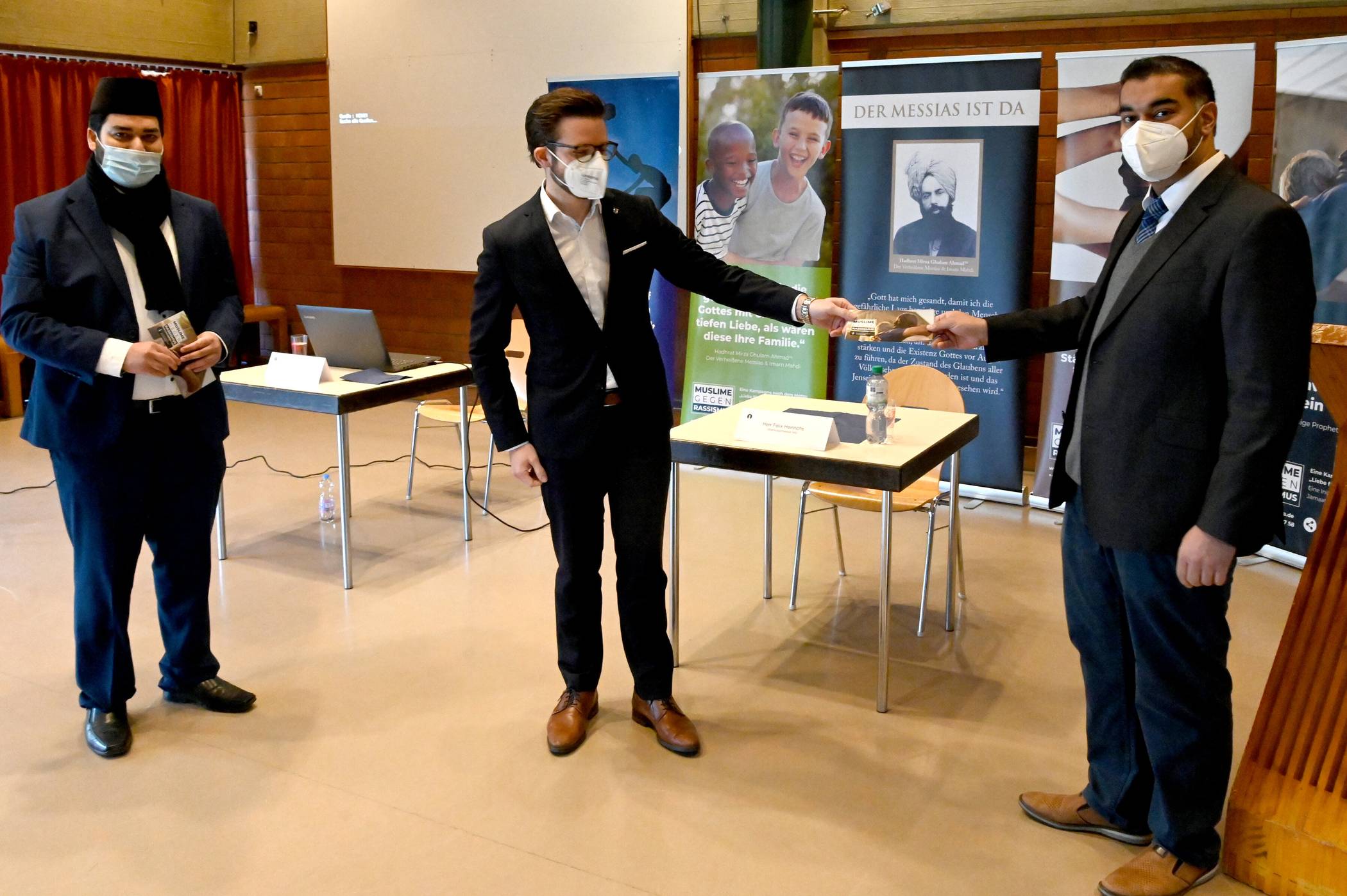 Oberbürgermeister Felix Heinrichs (Mitte) freut sich über die Initiative: im Jugendclubhaus Westend traf er sich zum Pressegespräch mit dem Imam und Theologen Athar Sohail (l.) und Gemeinde-Pressesprecher Gahlib Sheikh. 