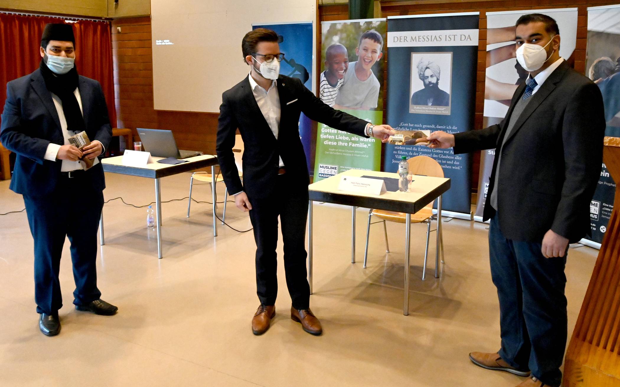 Oberbürgermeister Felix Heinrichs (Mitte) freut sich