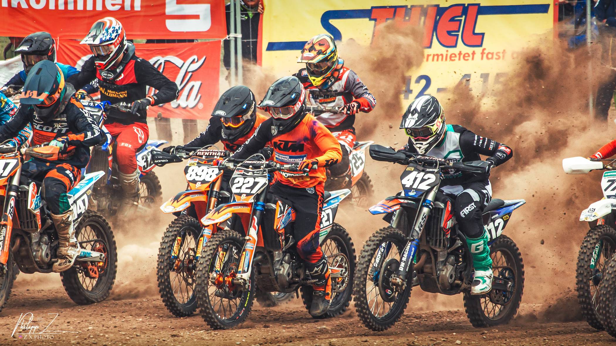  Wie lange die Motorsportfans noch auf solche spektakulären Momente warten müssen, ist ungewiss. Hier der Start zum DM-Rennen 2019 auf dem Eyller-Berg-Kurs: Vincent Gallwitz (#227), Vierter der DM 2019, und Vizemeister Pit Rickert (#412) sowie Elias Stapel, 5. der DM 2019 (#898). 