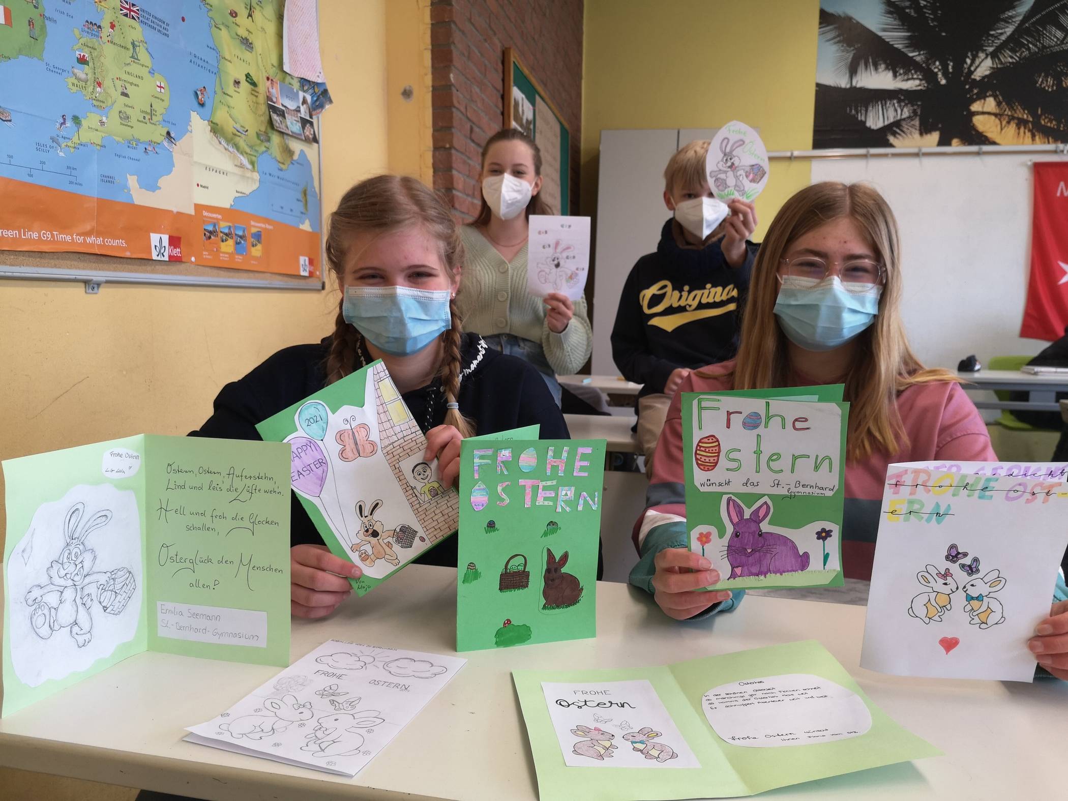  Die Schüler des St. Bernhard-Gymnasium haben sich an der Aktion des Kinderschutzbundes Willich beteiligt, und Ostergrüße für Willicher Altenheime gebastelt. 